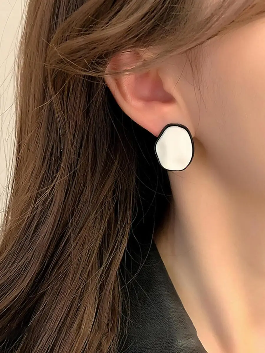 Black and white asymmetrical round ear needles
Black and white asymmetrical round ear needles