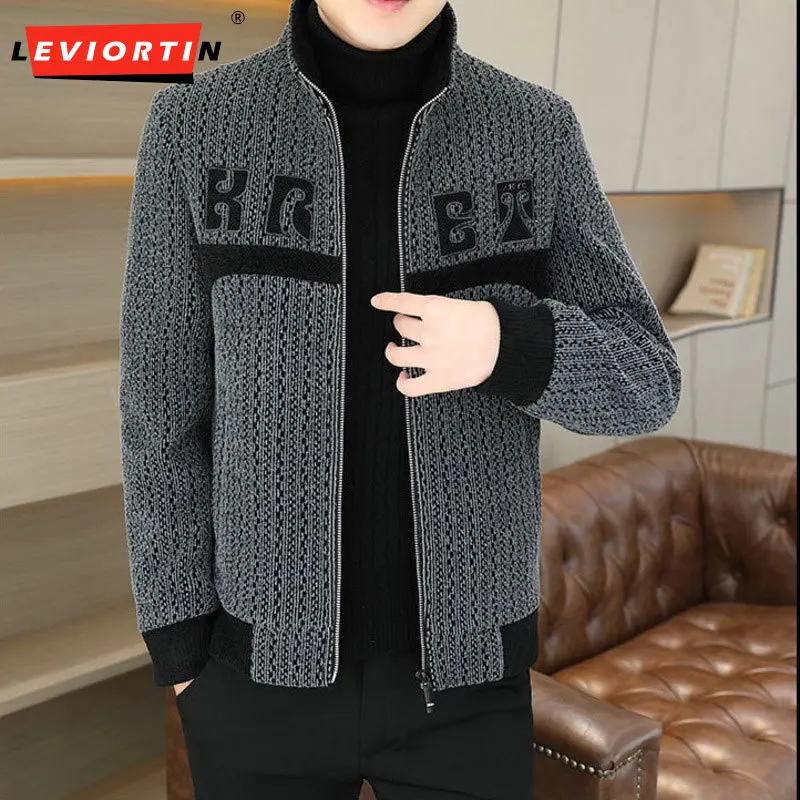 2023 Winter Men's Standing Collar Embroidered Woolen Jacket Thickened Warm Short Trench Coat Casual Business Streetwear Overcoat
2023 Winter Men's Standing Collar Embroidered Woolen Jacket Thickened Warm Short Trench Coat Casual Business Streetwear Overcoat
