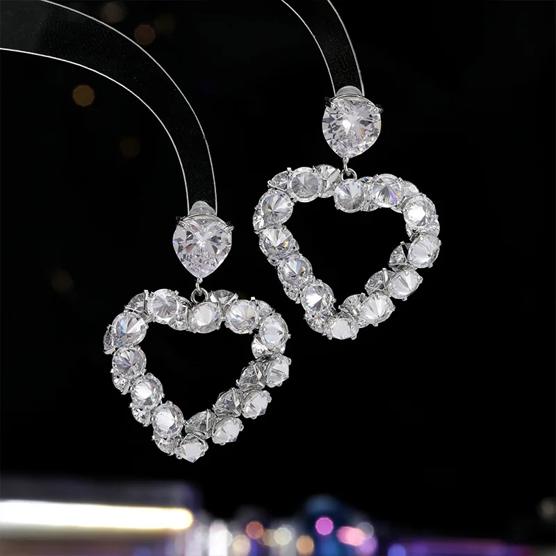 Micro-inlaid zircon elegant stud earrings for women S925 silver needle high-end heart-shaped earrings
Micro-inlaid zircon elegant stud earrings for women S925 silver needle high-end heart-shaped earrings