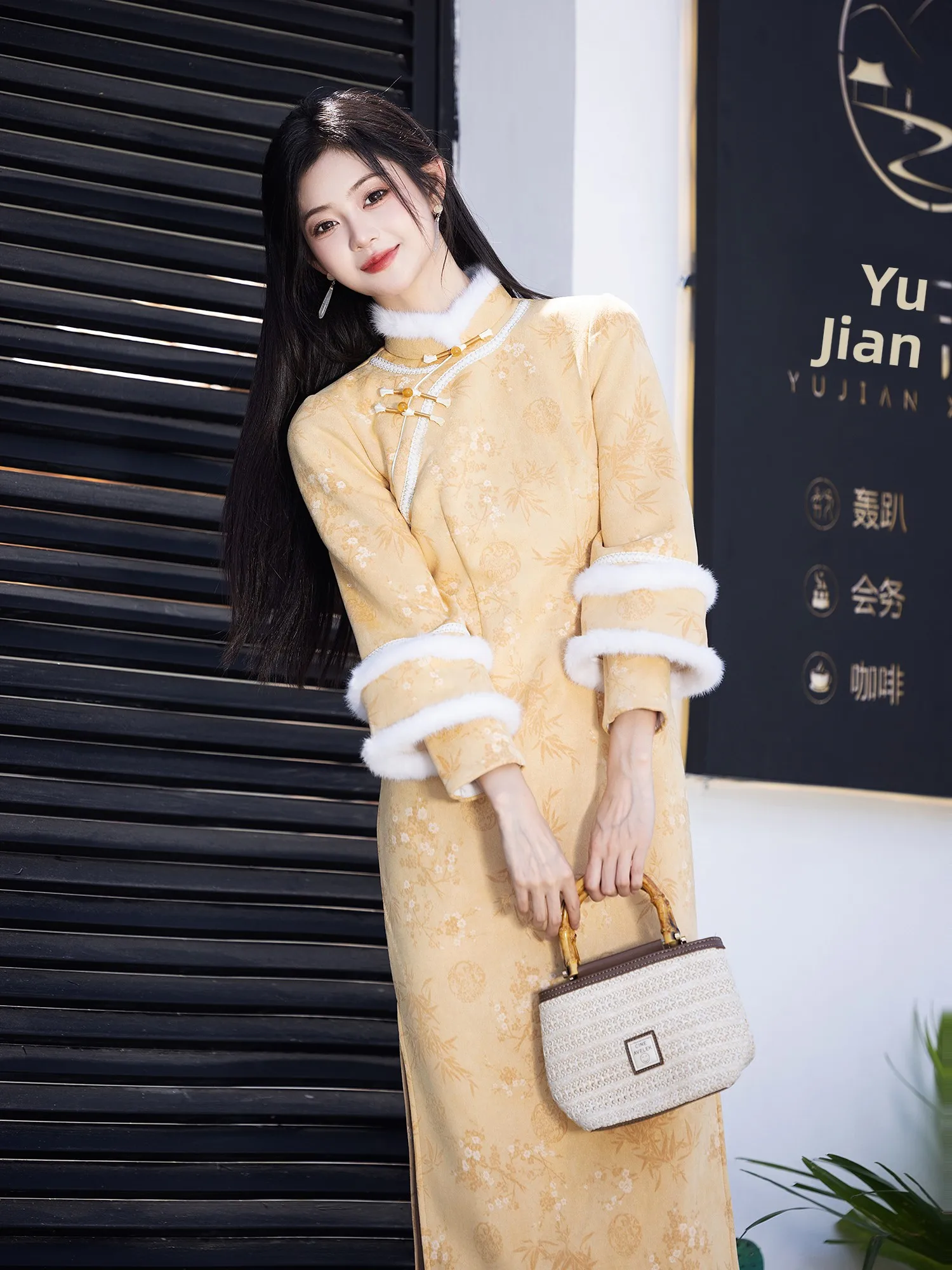 Женское зимнее длинное платье-ципао с низким разрезом и высоким воротником, в ретро-стиле, для повседневной носки, в полный рост
Женское зимнее длинное платье-ципао с низким разрезом и высоким воротником, в ретро-стиле, для повседневной носки, в полный рост