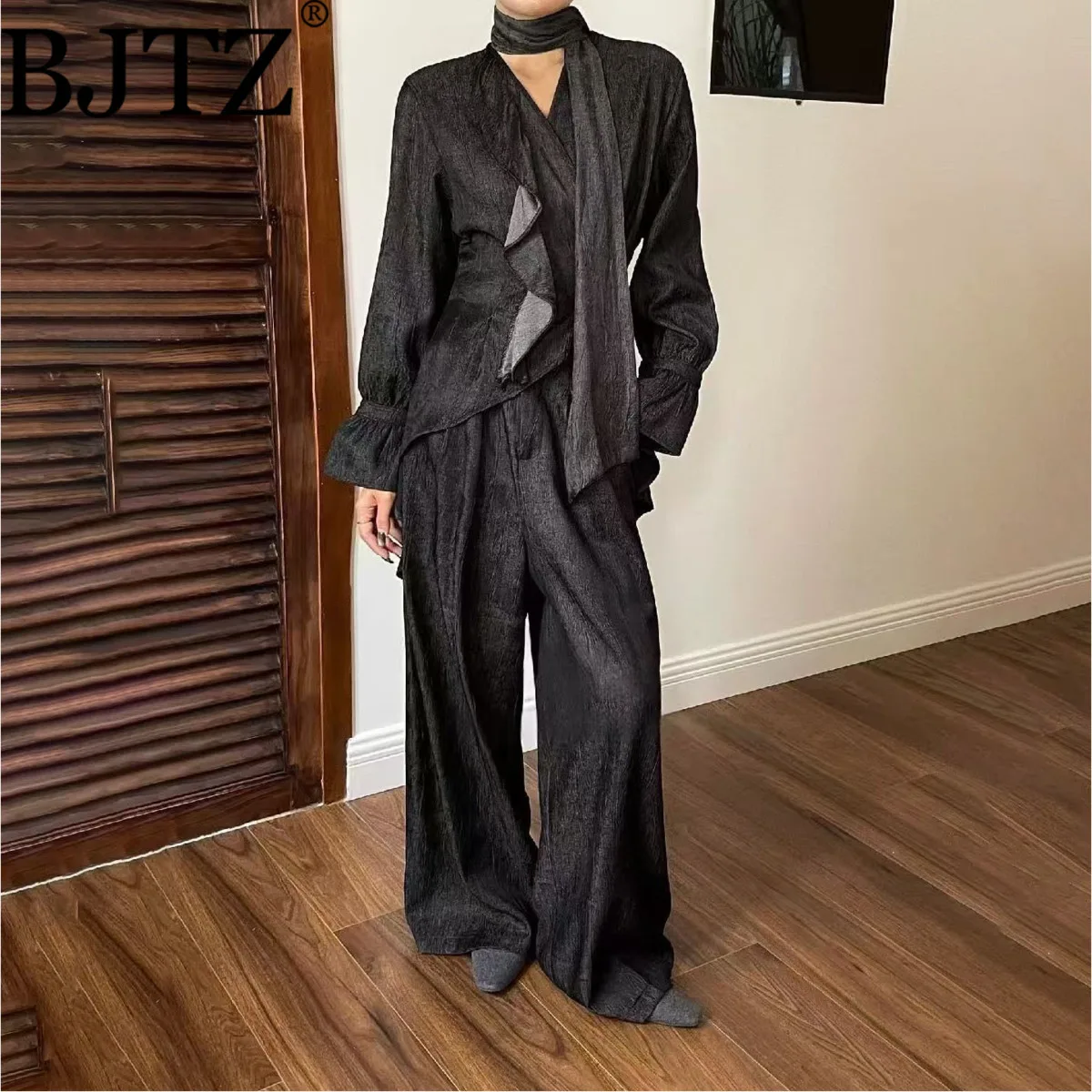 BJTZ Свободный крой с рюшами, дизайнерский женский комплект, весна-лето 2024, новый праздничный повседневный топ с рукавами-фонариками + широкие брюки, комплект из 2 предметов
BJTZ Свободный крой с рюшами, дизайнерский женский комплект, весна-лето 2024, новый праздничный повседневный топ с рукавами-фонариками + широкие брюки, комплект из 2 предметов