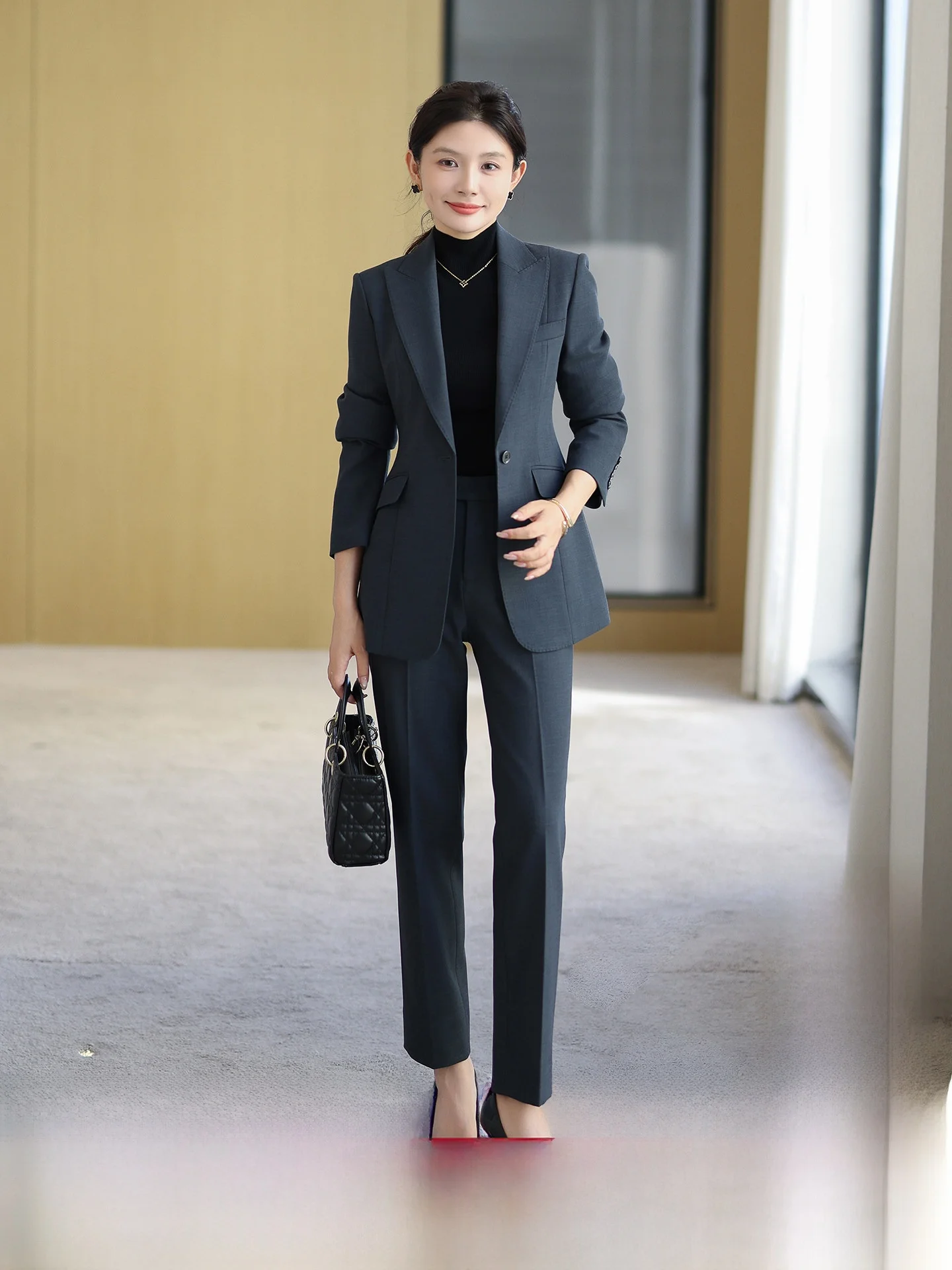 Женский деловой костюм Deep ey: приталенные брюки и блузка для офиса, профессиональный комплект для весны, новинка, элитный стиль
Женский деловой костюм Deep ey: приталенные брюки и блузка для офиса, профессиональный комплект для весны, новинка, элитный стиль