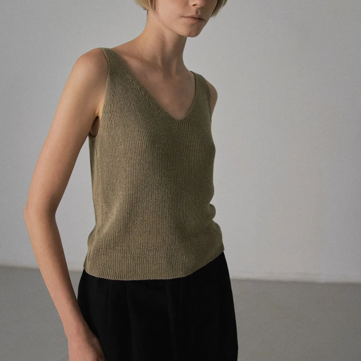 2023 New Women V-neck Knitted Tank Top Ladies Simple Versatile Sleeveless Suspender Sweater Vest Camis
2023 New Women V-neck Knitted Tank Top Ladies Simple Versatile Sleeveless Suspender Sweater Vest Camis