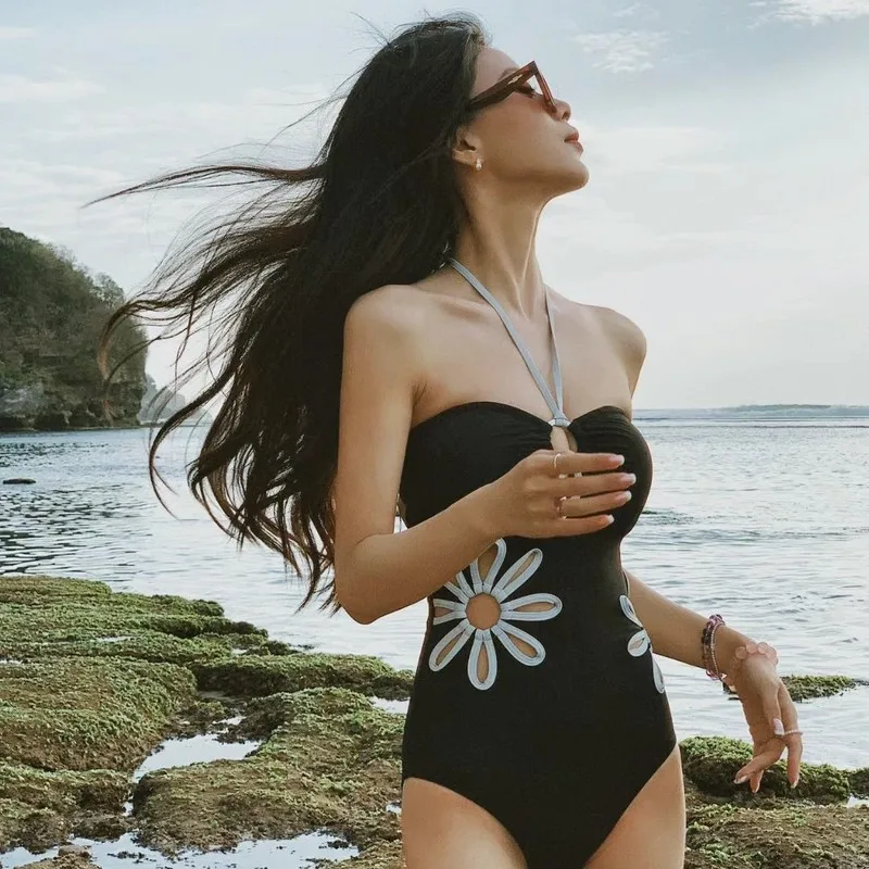 Rainbow Colored Hollow Flower Fresh And Simple Style Fashionable one-piece Swimsuit high-end Beach Vacation Swimsuit For Women
Rainbow Colored Hollow Flower Fresh And Simple Style Fashionable one-piece Swimsuit high-end Beach Vacation Swimsuit For Women