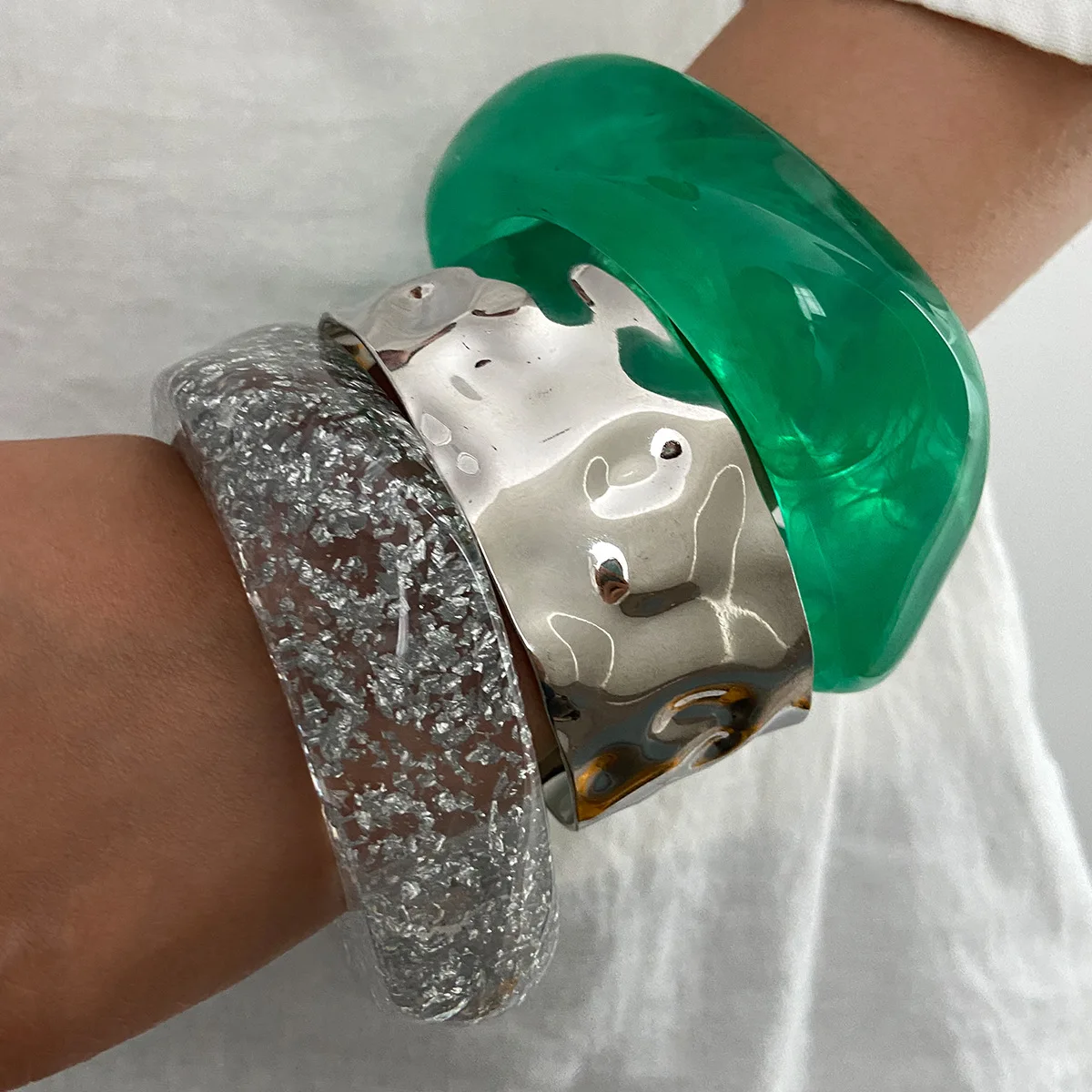 Модный браслет ручной работы из полупрозрачной смолы с серебряной фольгой, широкий, с неровным узором, для женщин
Модный браслет ручной работы из полупрозрачной смолы с серебряной фольгой, широкий, с неровным узором, для женщин