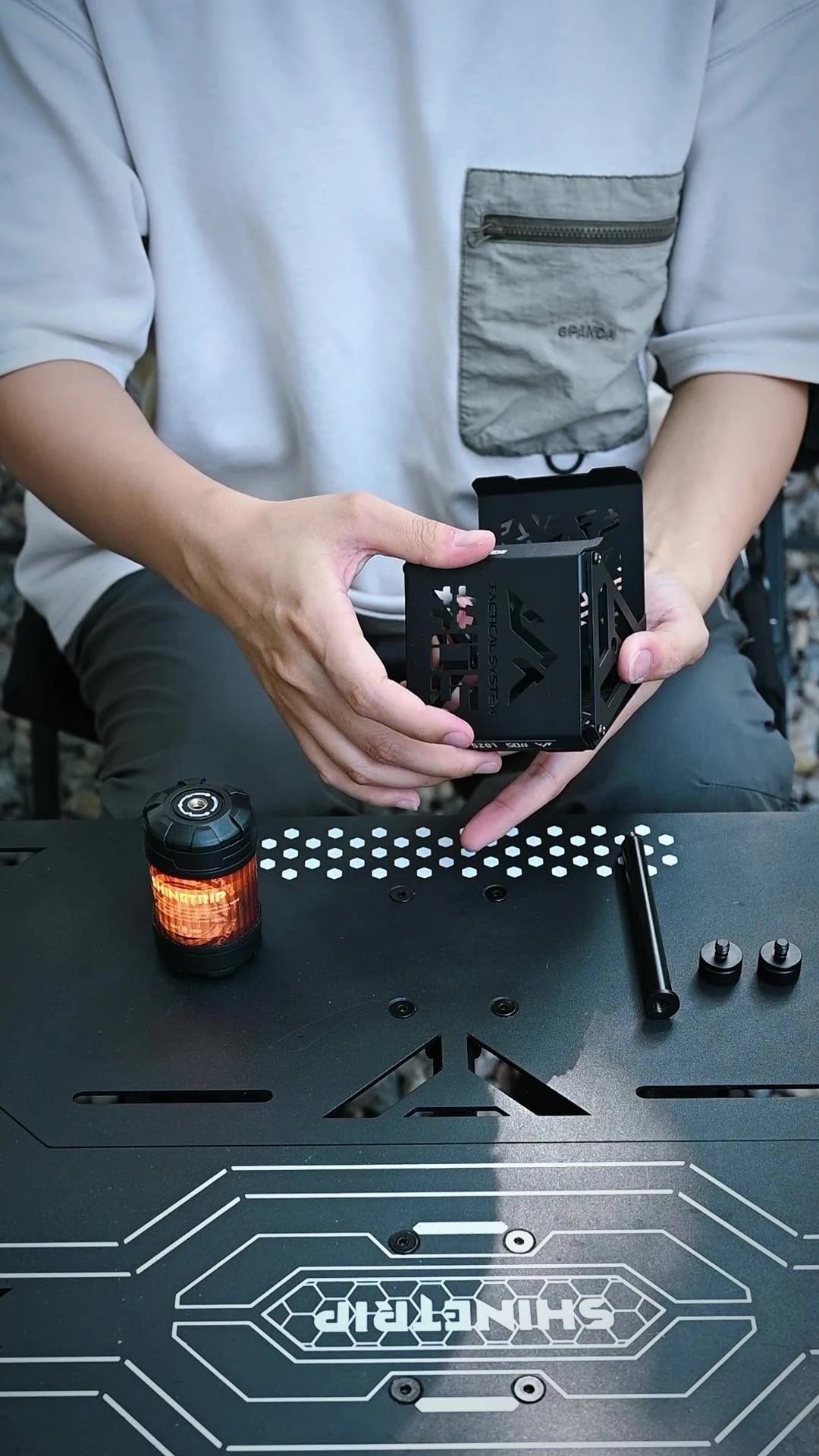 Лампа с тенью, качающийся абажур, автоматический вращающийся абажур из алюминиевого сплава, уличная атмосфера для кемпинга, свет и тень
Лампа с тенью, качающийся абажур, автоматический вращающийся абажур из алюминиевого сплава, уличная атмосфера для кемпинга, свет и тень