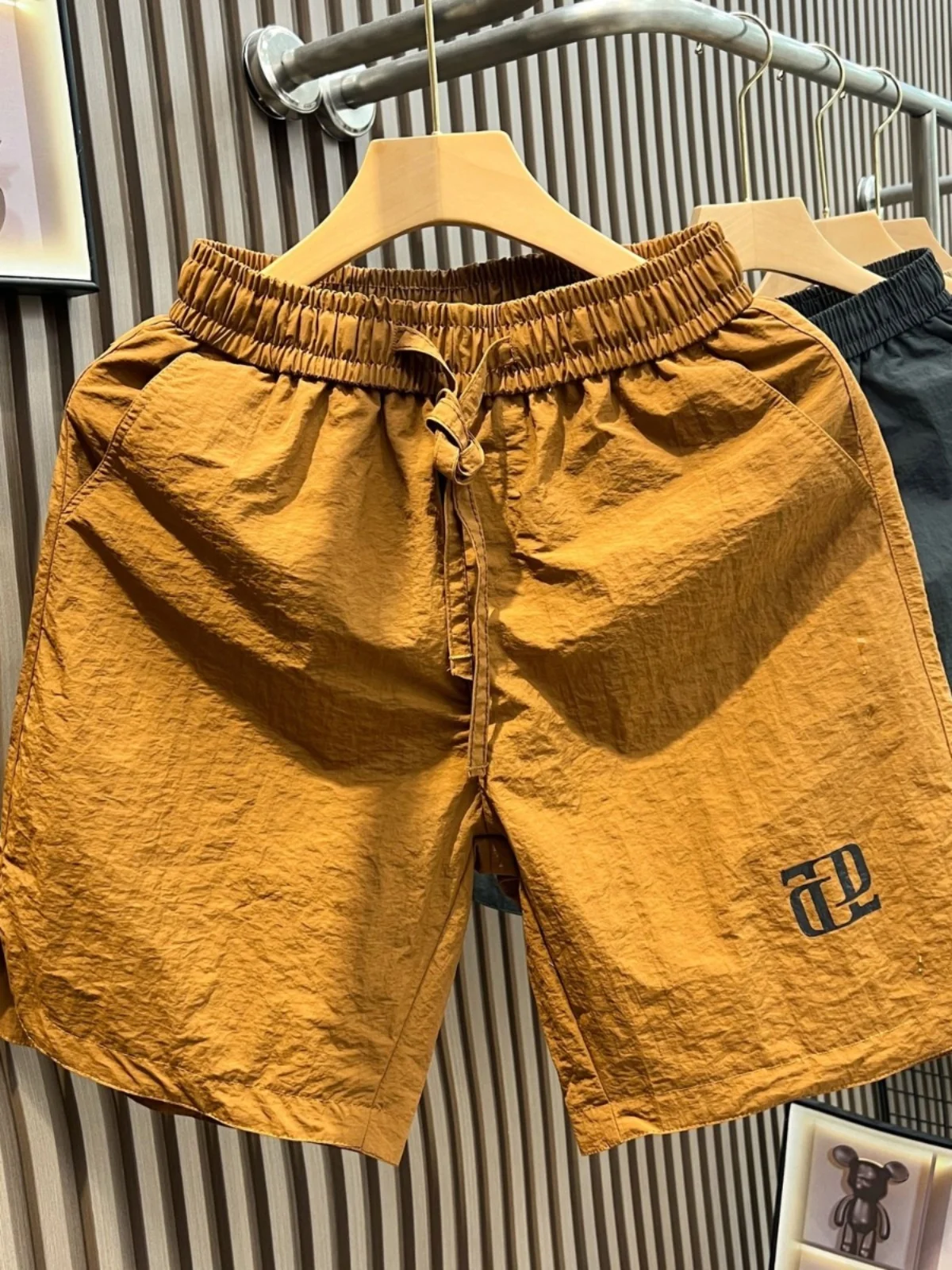 Летние тонкие шорты из ледяного шелка, быстросохнущие, дышащие, для пляжа, свободные спортивные брюки для активного отдыха, мужские шорты-бриджи
Летние тонкие шорты из ледяного шелка, быстросохнущие, дышащие, для пляжа, свободные спортивные брюки для активного отдыха, мужские шорты-бриджи