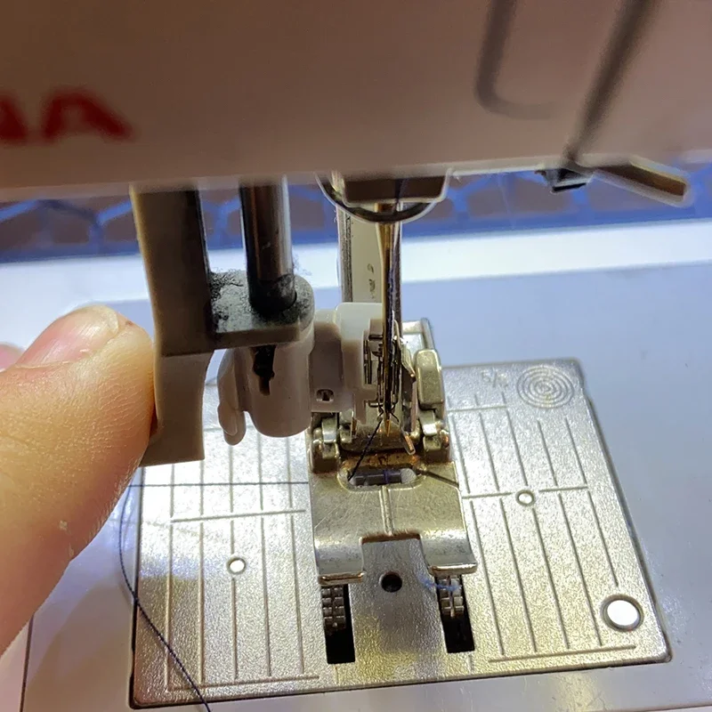 Fits for Bernina Sewing Machine Activa 180,200,210 Aurora 440QE 1Pc Sewing Machine Needle Threader Plastic & Metal Material
Fits for Bernina Sewing Machine Activa 180,200,210 Aurora 440QE 1Pc Sewing Machine Needle Threader Plastic & Metal Material