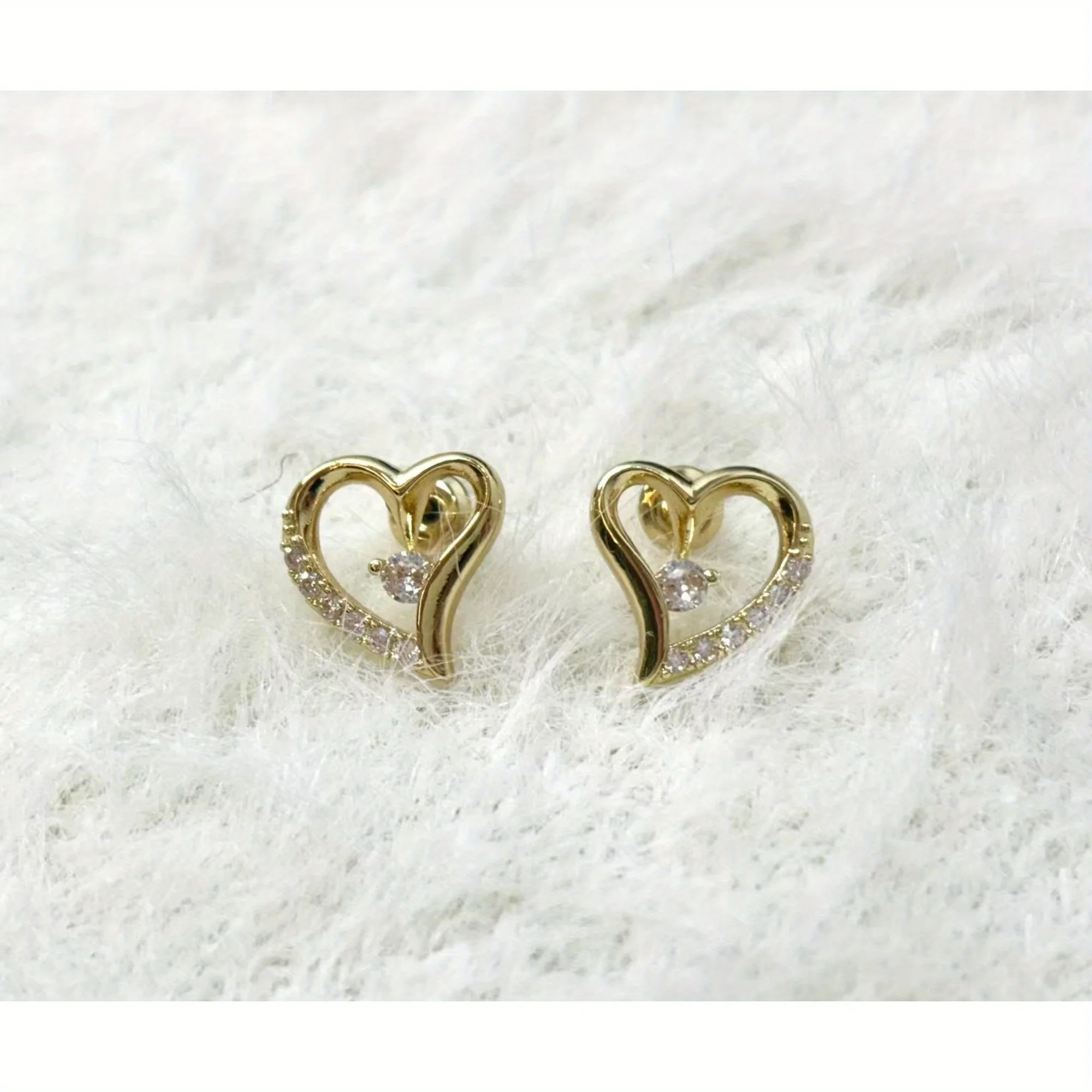 YILEI gives girlfriend girlfriend earrings, golden love sweet and cute heart earrings including gift box.
YILEI gives girlfriend girlfriend earrings, golden love sweet and cute heart earrings including gift box.