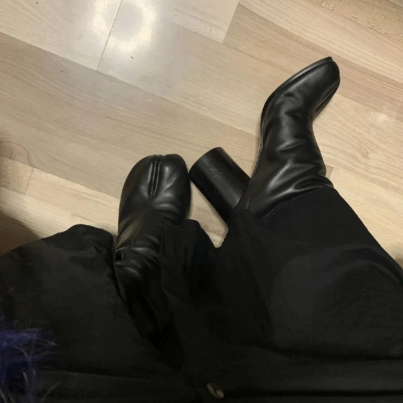 2025 Luxury Brand Designer Split Toe Ankle Boots Fashion Chunky Round High Heels Women Boots Winter Tabi Shoes Short Boots
2025 Luxury Brand Designer Split Toe Ankle Boots Fashion Chunky Round High Heels Women Boots Winter Tabi Shoes Short Boots