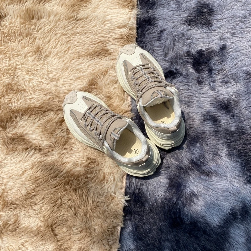 Soft soled cushioned outdoor hiking shoes, light gray contrasting color, thick sole, height increasing low top shoes, youthful a
Soft soled cushioned outdoor hiking shoes, light gray contrasting color, thick sole, height increasing low top shoes, youthful a