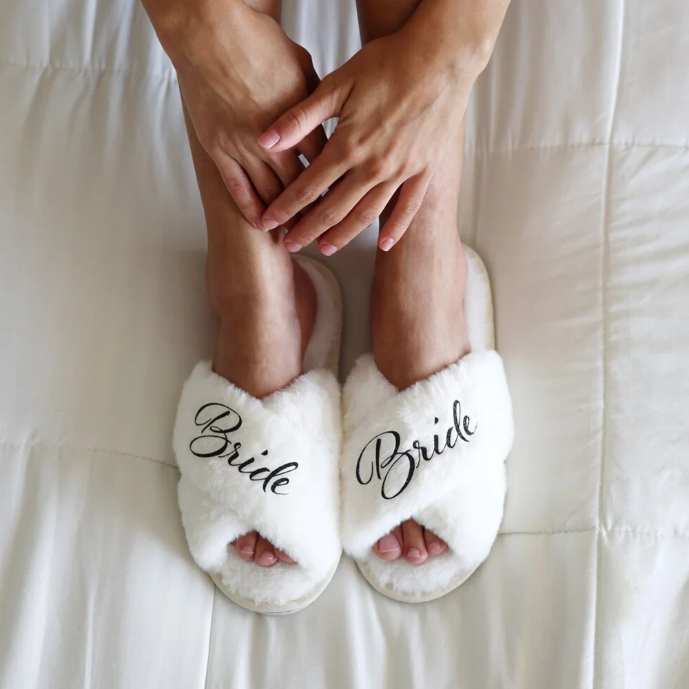 1Pair Bride White Cross Plush Slippers Bachelorette Party Bride To Be Supplies Wedding Day Accessories Bridal Shower Gifts
1Pair Bride White Cross Plush Slippers Bachelorette Party Bride To Be Supplies Wedding Day Accessories Bridal Shower Gifts