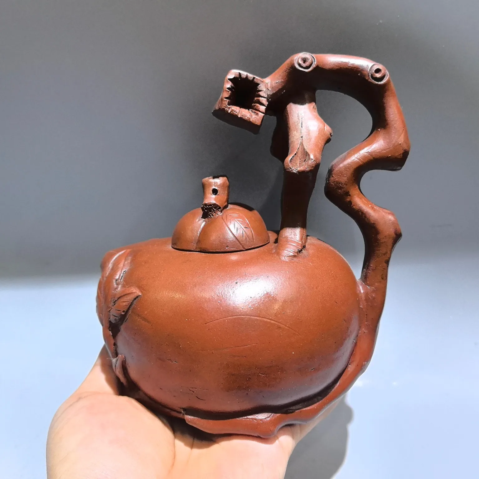 6"Chinese Yixing Purple Clay Pot Longevity Peach Pot Kettle Teapot Vine leaves Flagon Gather fortune Office Ornaments
6"Chinese Yixing Purple Clay Pot Longevity Peach Pot Kettle Teapot Vine leaves Flagon Gather fortune Office Ornaments