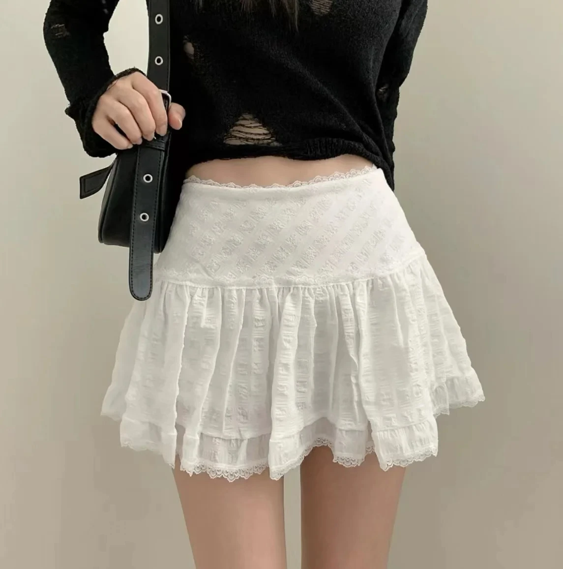 Y2K Low Rise Mini Skirt Tiered Ruffled Lace Trim White Short Skirt Summer Women Teen-Girl Feminine Barbiecore Outfit
Y2K Low Rise Mini Skirt Tiered Ruffled Lace Trim White Short Skirt Summer Women Teen-Girl Feminine Barbiecore Outfit