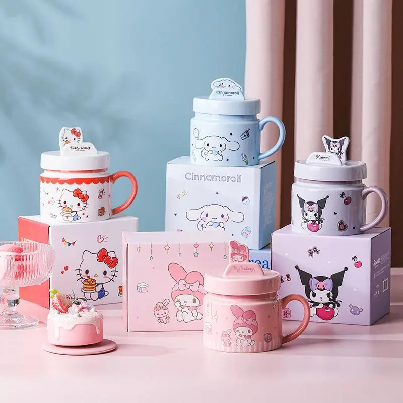 Sanrio Kuromi милая керамическая чашка с подставкой для крышки, новая детская мультяшная бытовая изолированная кружка для молока с защитой от ожогов, подарок на день рождения для девочек
Sanrio Kuromi милая керамическая чашка с подставкой для крышки, новая детская мультяшная бытовая изолированная кружка для молока с защитой от ожогов, подарок на день рождения для девочек