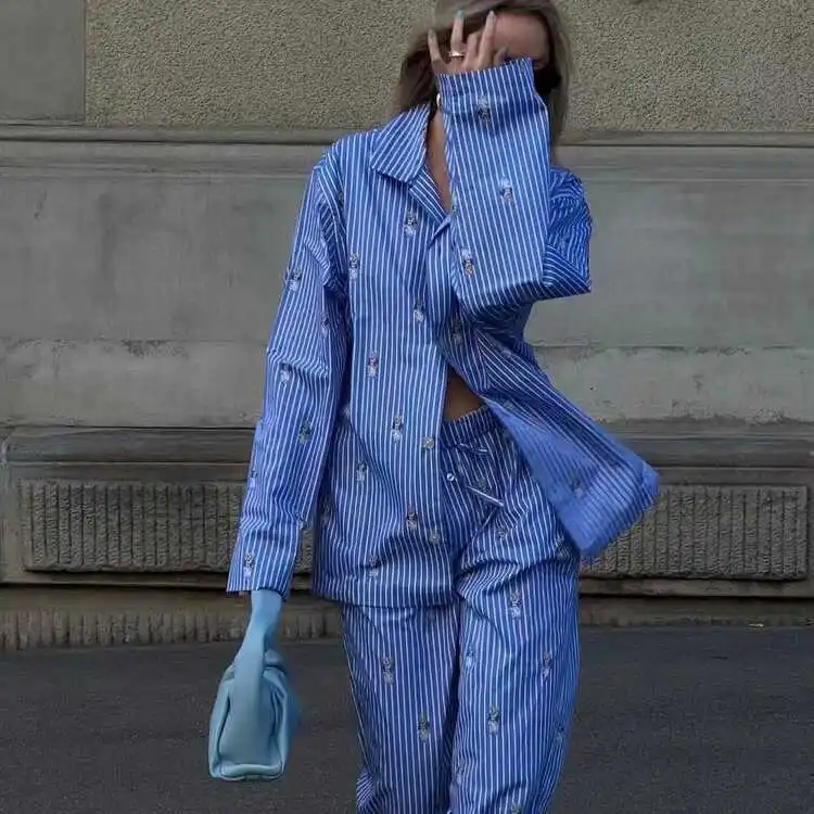 Комплект из двух предметов с длинным светом и брюками с мультяшным принтом, полосатый модный женский наряд, весна 2024, сезон 
Комплект из двух предметов с длинным светом и брюками с мультяшным принтом, полосатый модный женский наряд, весна 2024, сезон