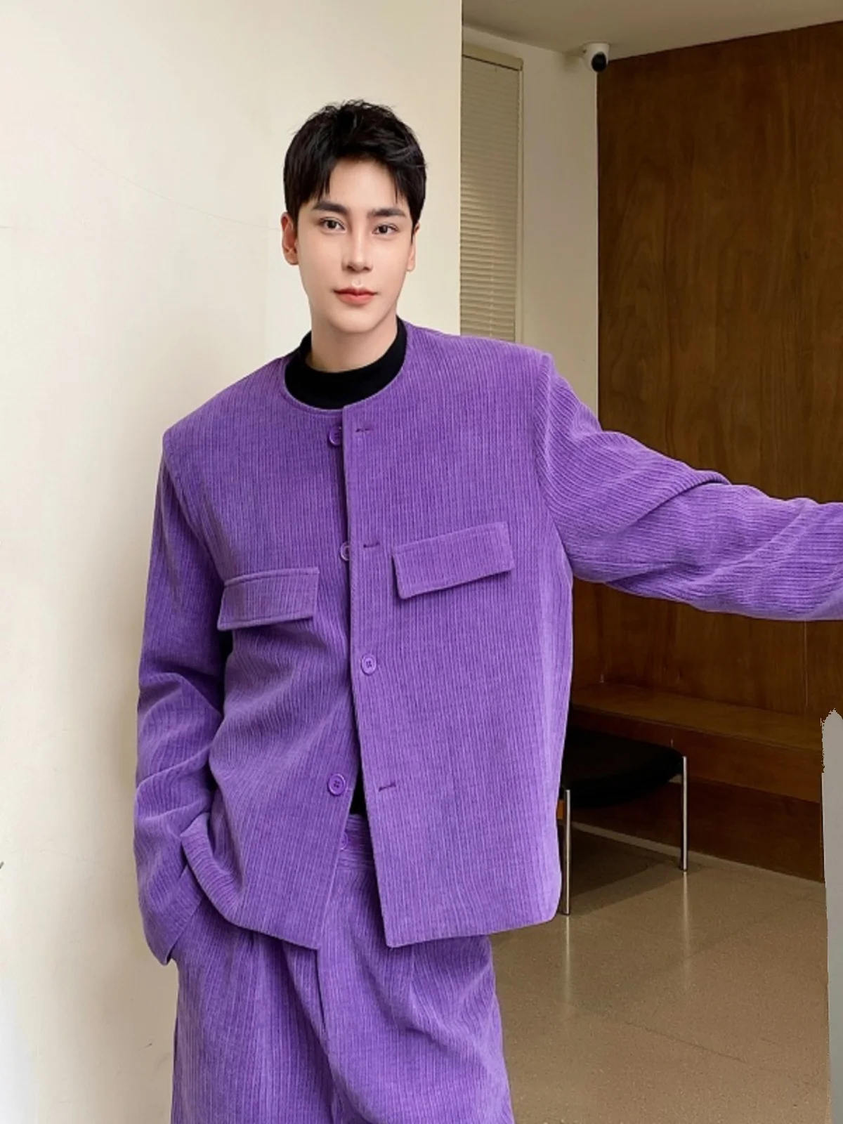 Retro Contrast Color Short Suit Set for Men Autumn Winter Corduroy Wide Leg Pants Long Sleeve Fashionable Youth Style
Retro Contrast Color Short Suit Set for Men Autumn Winter Corduroy Wide Leg Pants Long Sleeve Fashionable Youth Style