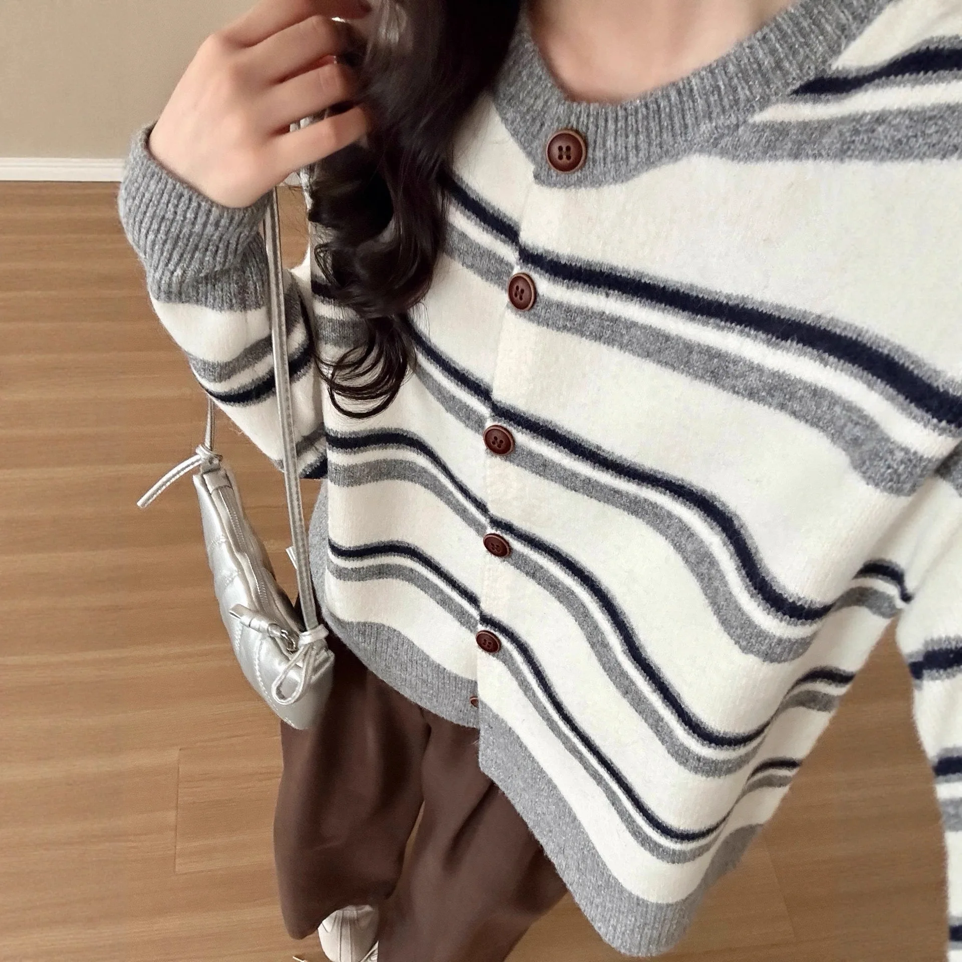 Вязаный кардиган в ленивом стиле, осень 2022, новая женская одежда, высококачественный утягивающий свитер для женщин
Вязаный кардиган в ленивом стиле, осень 2022, новая женская одежда, высококачественный утягивающий свитер для женщин