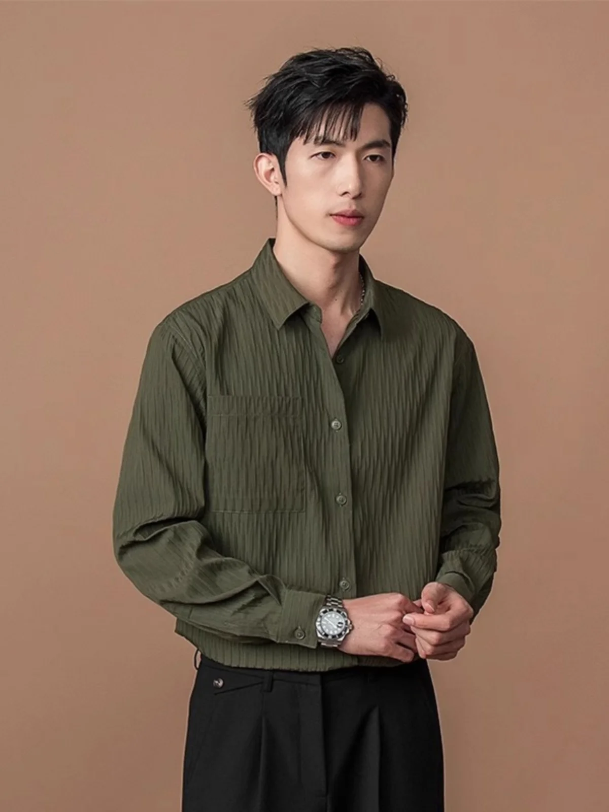 Мужская модная текстурированная рубашка с длинным рукавом, повседневная рабочая одежда в полоску, легкая верхняя одежда для весны и осени, приталенный крой, воротник-стойка
Мужская модная текстурированная рубашка с длинным рукавом, повседневная рабочая одежда в полоску, легкая верхняя одежда для весны и осени, приталенный крой, воротник-стойка