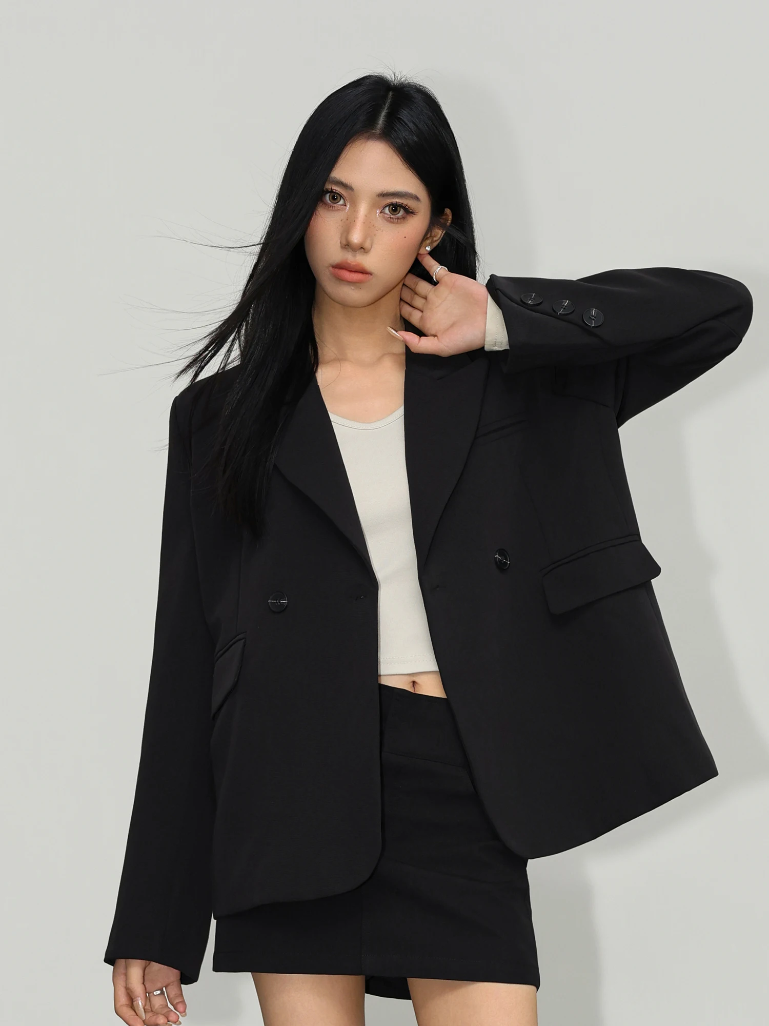 Новый женский повседневный универсальный свободный пиджак Bla Casual Versatile для осени и зимы, элегантный деловой топ Muzi High-End с двойными пуговицами, удлиненный
Новый женский повседневный универсальный свободный пиджак Bla Casual Versatile для осени и зимы, элегантный деловой топ Muzi High-End с двойными пуговицами, удлиненный