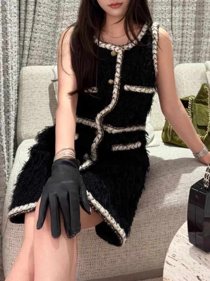 Color Block Gold Buckle Fragrance Style Set Dress Woolen Thickened Black Vest Slimming Spring 2026 New Arrival Women's Fashion
Color Block Gold Buckle Fragrance Style Set Dress Woolen Thickened Black Vest Slimming Spring 2026 New Arrival Women's Fashion