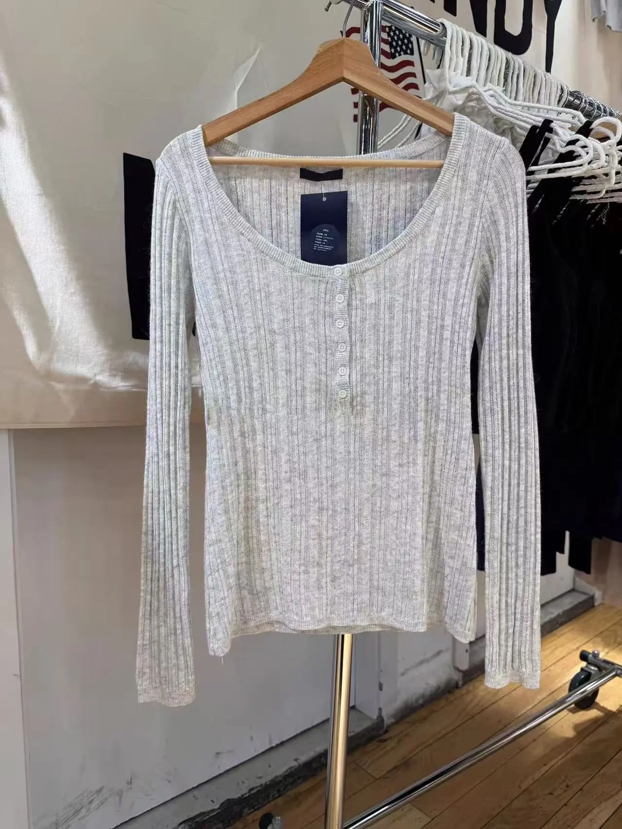 Six Buttons Gray Knitted Long Sleeve T-shirt Women Scoop Neck Soft Cotton Slim Tee Shirt Autumn Preppy Style Sweet Vintage Tops
Six Buttons Gray Knitted Long Sleeve T-shirt Women Scoop Neck Soft Cotton Slim Tee Shirt Autumn Preppy Style Sweet Vintage Tops