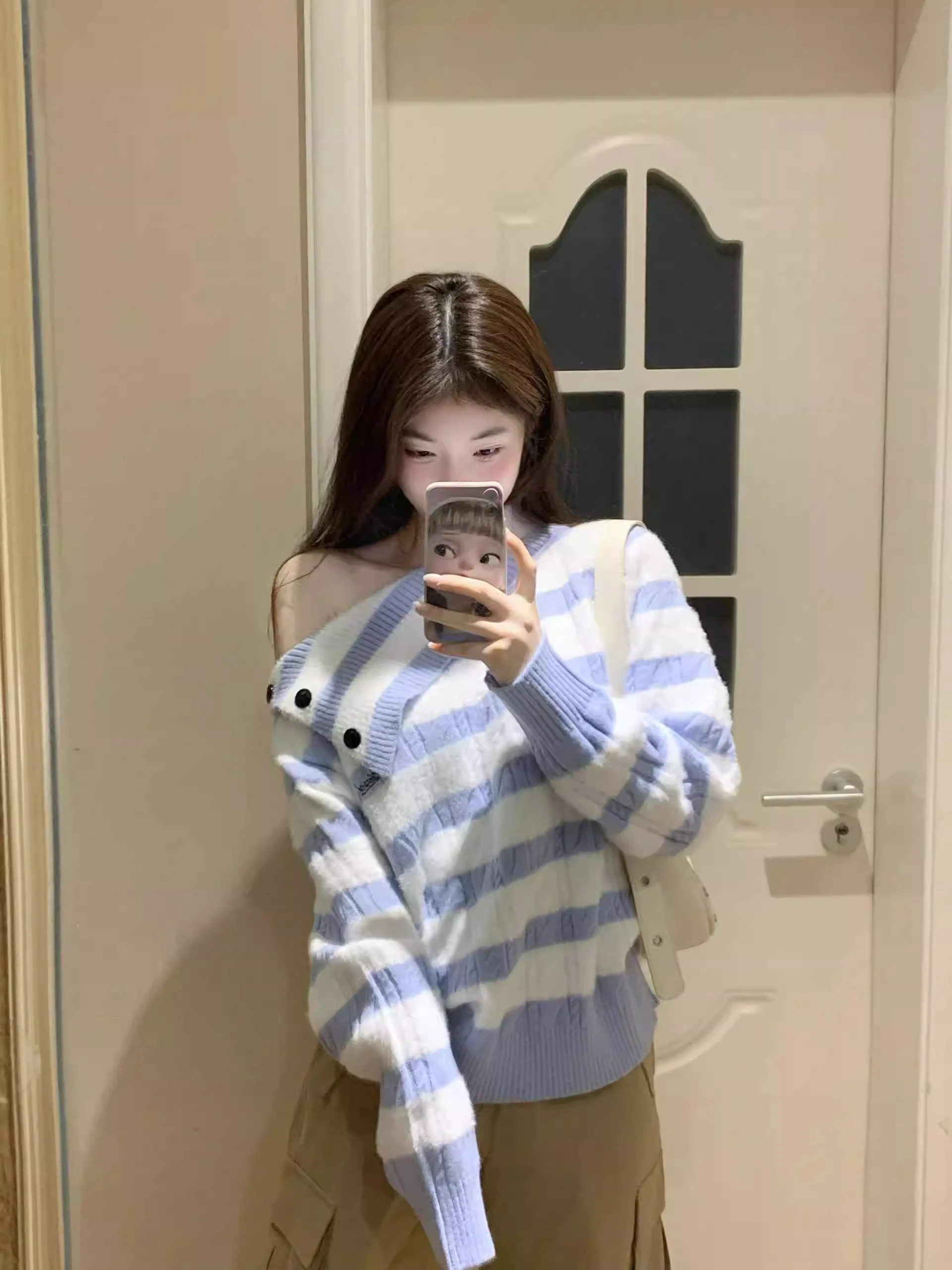 Женский свободный вязаный свитер Laid-ba в полоску на одно плечо, осенне-зимняя новинка, комфортный на ощупь, для верхней части тела
Женский свободный вязаный свитер Laid-ba в полоску на одно плечо, осенне-зимняя новинка, комфортный на ощупь, для верхней части тела