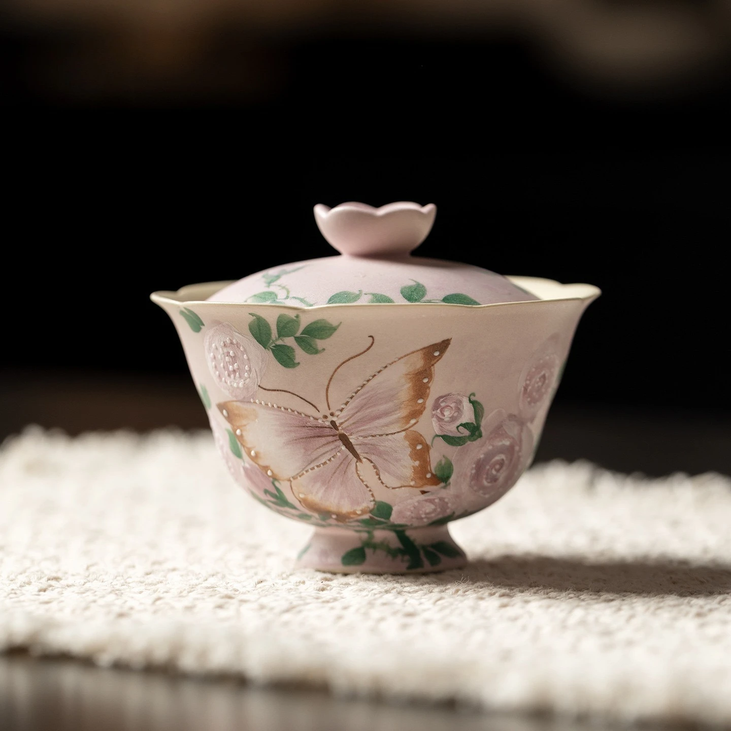 110ML Pink Lead Hand-painted Butterfly Rose Ceramic Cover Bowl High Value Kung Fu Tea Set Flower Mouth Tea Bowl Teacup Ornaments
110ML Pink Lead Hand-painted Butterfly Rose Ceramic Cover Bowl High Value Kung Fu Tea Set Flower Mouth Tea Bowl Teacup Ornaments