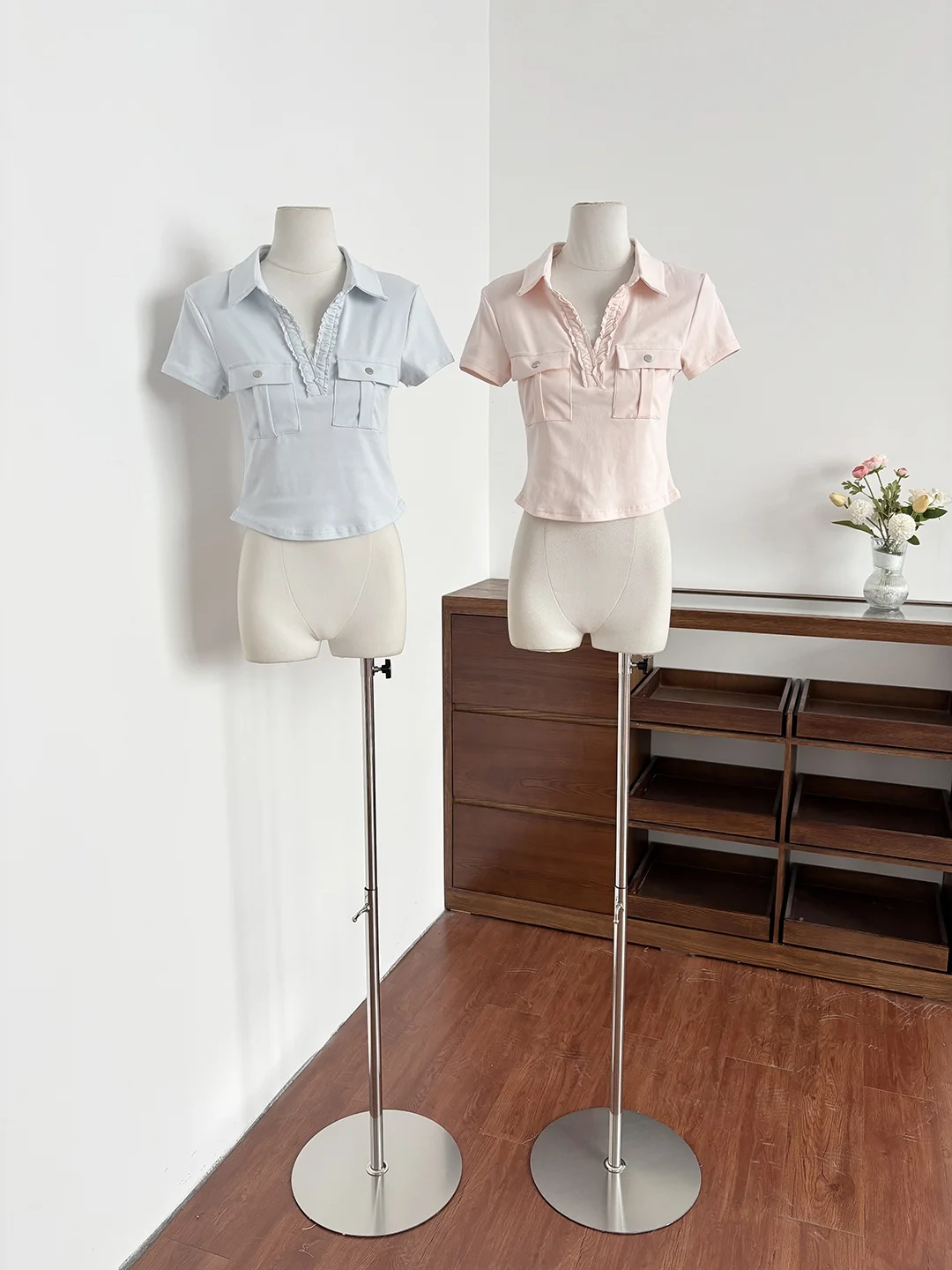 Slim Fit Short Sleeve V-Neck T-Shirt Women's Summer New Style Commute Wind Pocket Design Casual Top Sexy Chic Lady Style
Slim Fit Short Sleeve V-Neck T-Shirt Women's Summer New Style Commute Wind Pocket Design Casual Top Sexy Chic Lady Style