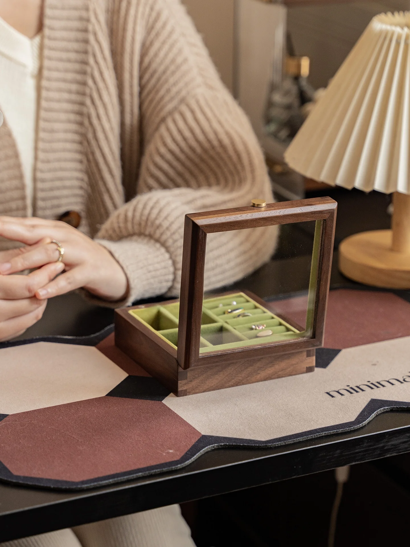 Маленькая деревянная шкатулка для украшений с высокой вместимостью, органайзер для серег и колец, шкафчик с зеркалом из натурального дерева, многофункциональный ящик для хранения
Маленькая деревянная шкатулка для украшений с высокой вместимостью, органайзер для серег и колец, шкафчик с зеркалом из натурального дерева, многофункциональный ящик для хранения