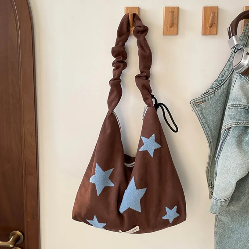 Сумка-тоут в классическом стиле для повседневных поездок на работу — дизайн звездного цвета, модная и универсальная, в стиле ретро.
Сумка-тоут в классическом стиле для повседневных поездок на работу — дизайн звездного цвета, модная и универсальная, в стиле ретро.