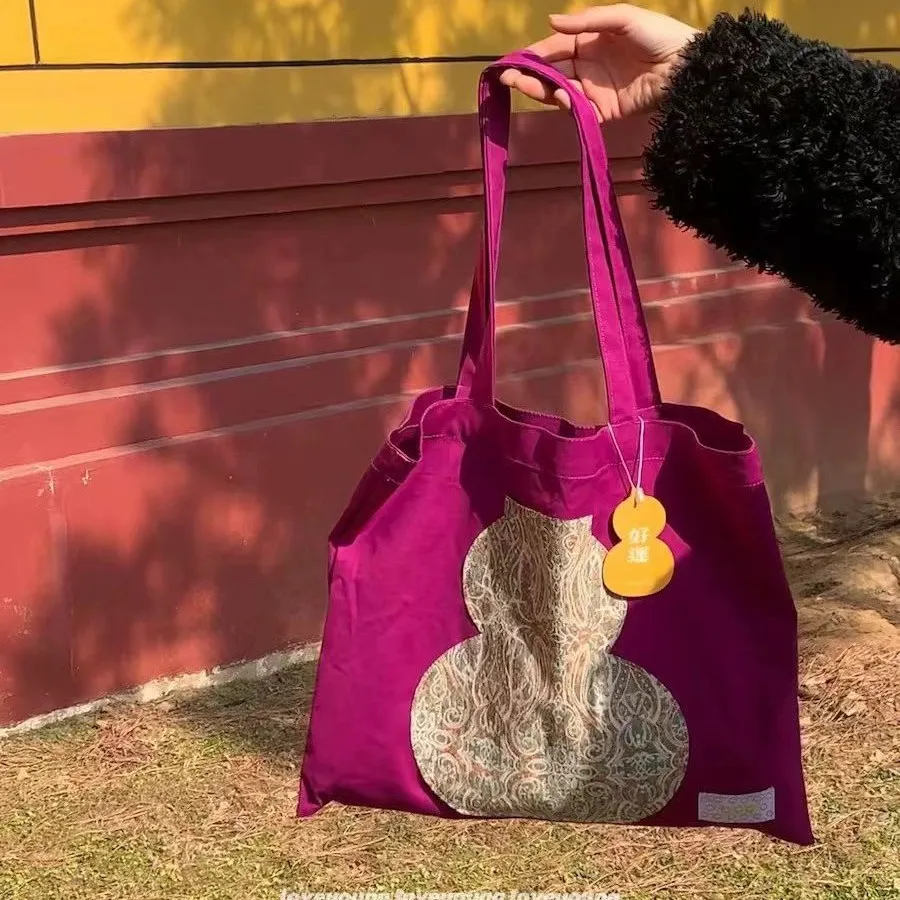 Gourd-shaped Portable Cotton Shoulder Bag Fashion Flower Retro Messenger Embroidered Large-capacity Shopping Bag
Gourd-shaped Portable Cotton Shoulder Bag Fashion Flower Retro Messenger Embroidered Large-capacity Shopping Bag