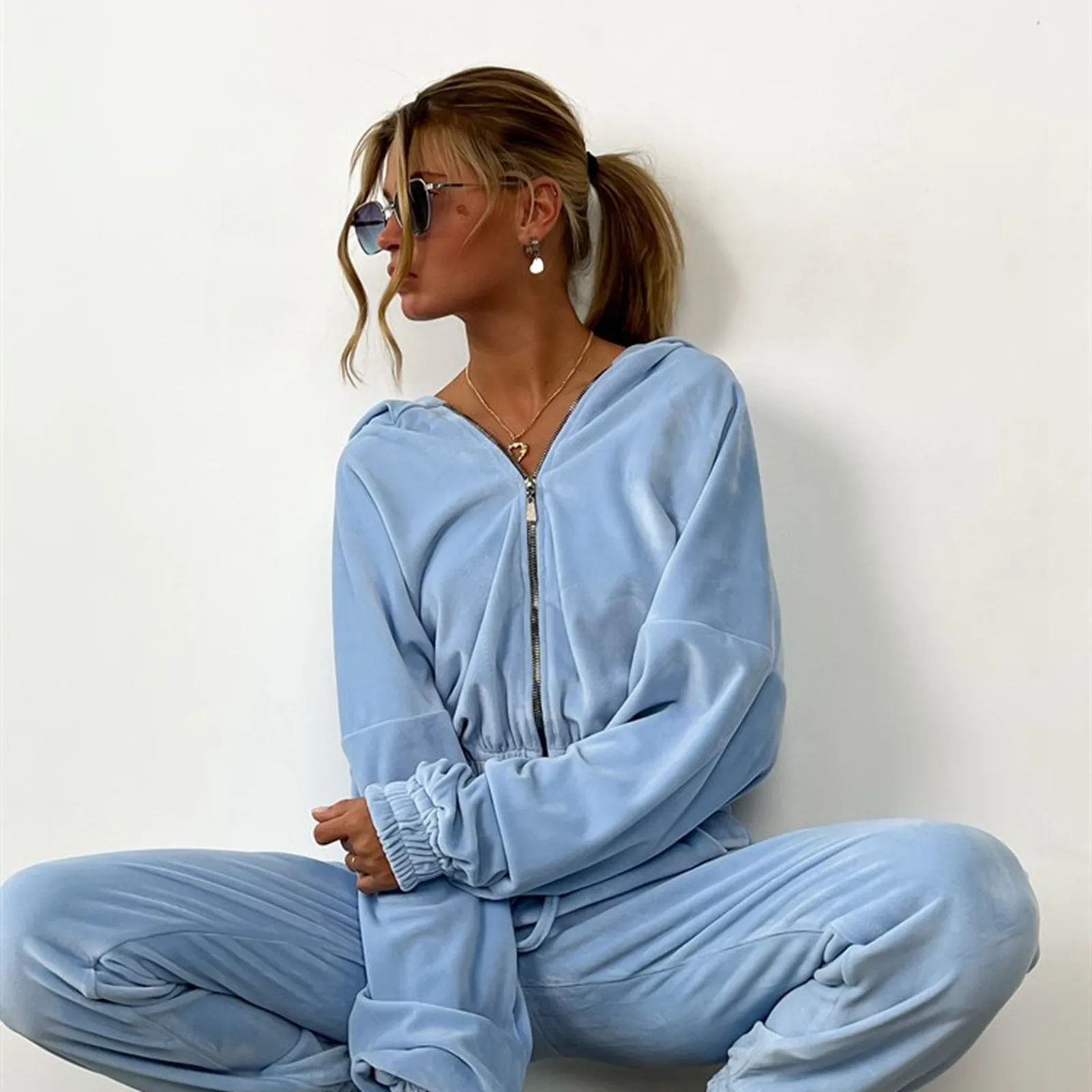 Ladies Solid Colour Velvet Trousers Two-Piece Women's Autumn and Winter Long-Sleeved Zip Hoodie and Loose Trousers Sweater Set
Ladies Solid Colour Velvet Trousers Two-Piece Women's Autumn and Winter Long-Sleeved Zip Hoodie and Loose Trousers Sweater Set