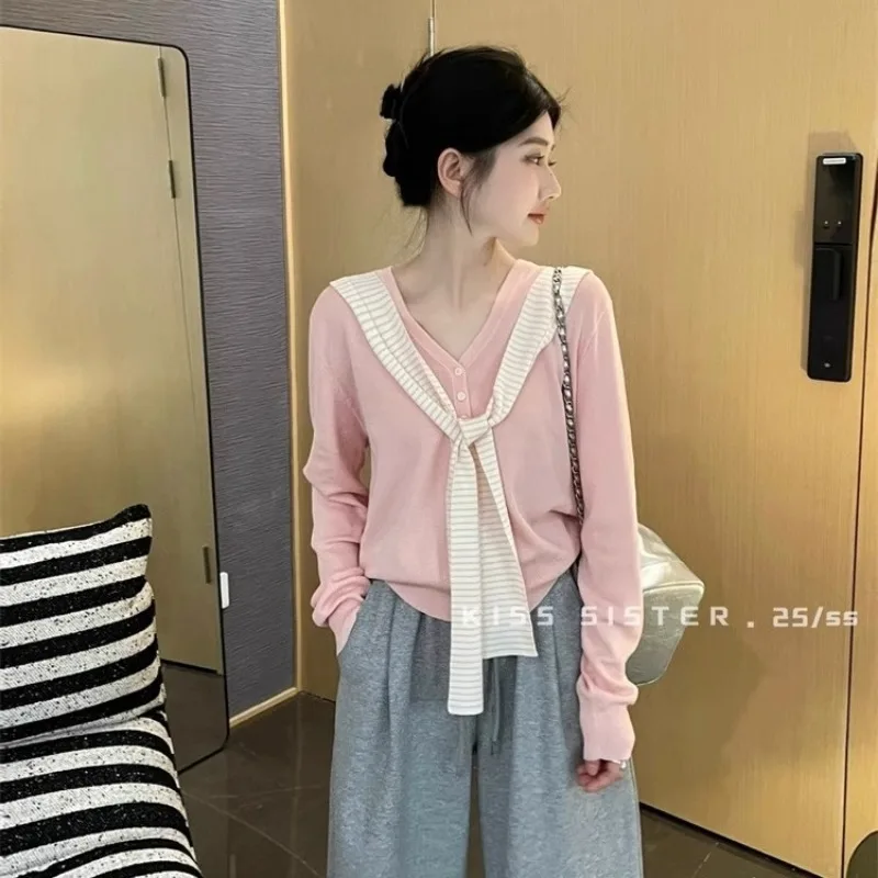 Новый корейский модный осенний вязаный свитер, женский элитный элегантный кардиган с длинным рукавом и v-образным вырезом в полоску, с капюшоном, съемная шаль, топ 
Новый корейский модный осенний вязаный свитер, женский элитный элегантный кардиган с длинным рукавом и v-образным вырезом в полоску, с капюшоном, съемная шаль, топ