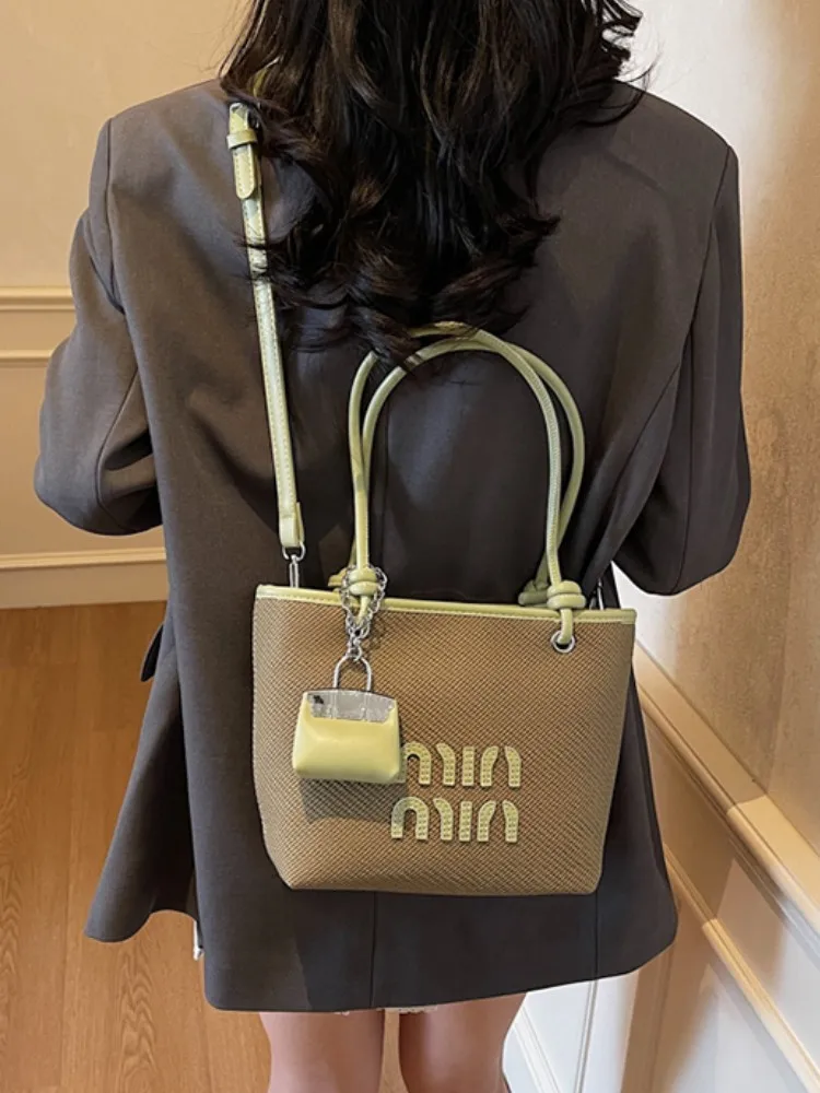 High-end sense of western style minimalist bucket bag hand-carried messenger bag women's 2025 trendy fashion all-match small bag
High-end sense of western style minimalist bucket bag hand-carried messenger bag women's 2025 trendy fashion all-match small bag