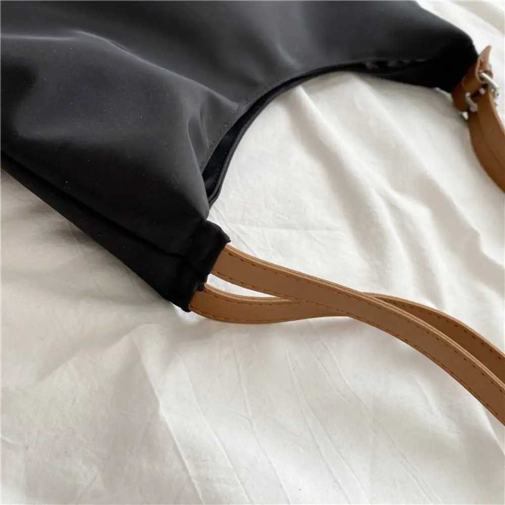 Elegant Large Capacity Pillow Shoulder Bag Solid Color Korean Style PU Dumpling Bag Pillow Bag Mommy Bag Tote Bag Travel
Elegant Large Capacity Pillow Shoulder Bag Solid Color Korean Style PU Dumpling Bag Pillow Bag Mommy Bag Tote Bag Travel