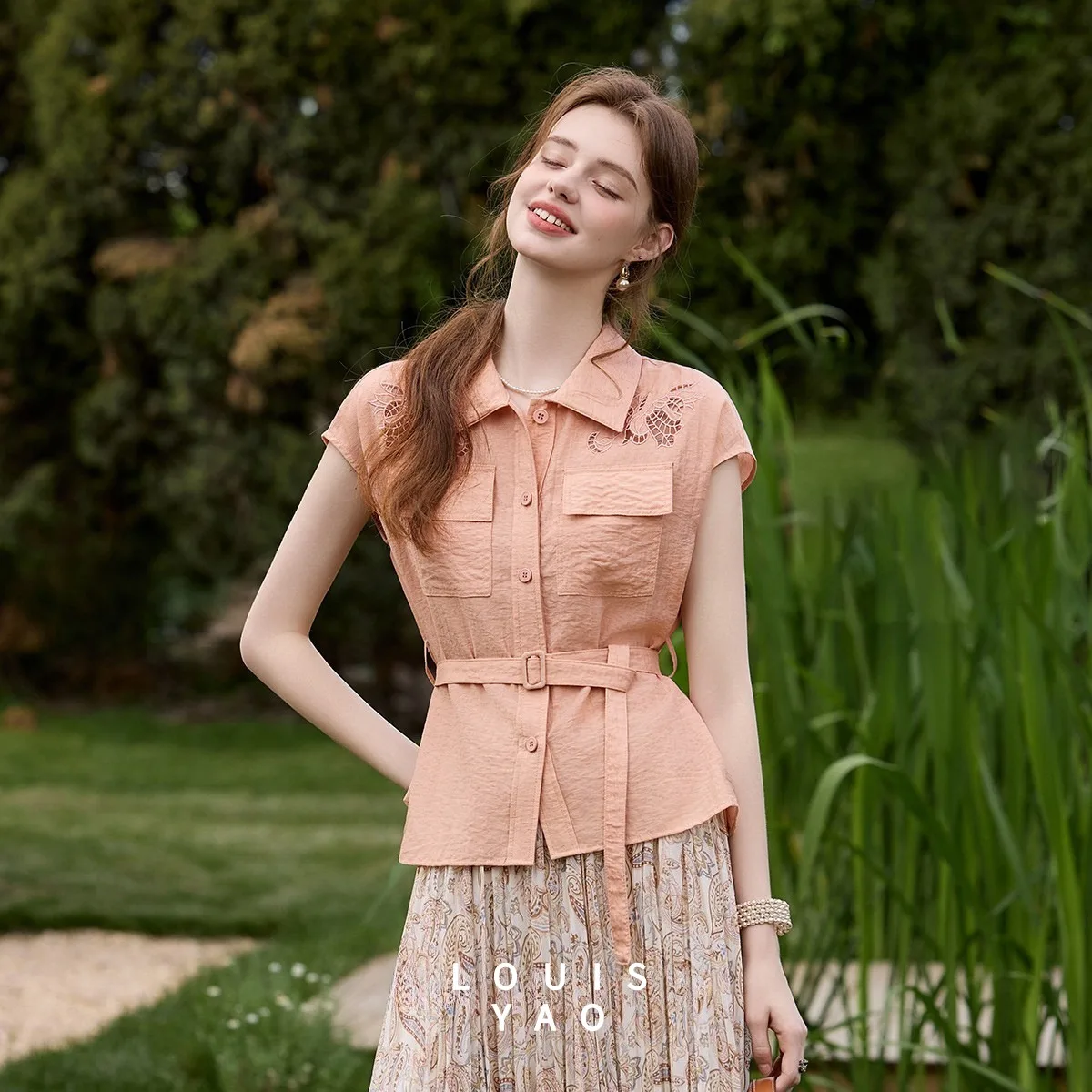 LOUISYAO Literary Collar Embroidered Blouse 2026 Summer Tops Raglan Sleeve Detachable Belt Elegant Women Shirt
LOUISYAO Literary Collar Embroidered Blouse 2026 Summer Tops Raglan Sleeve Detachable Belt Elegant Women Shirt