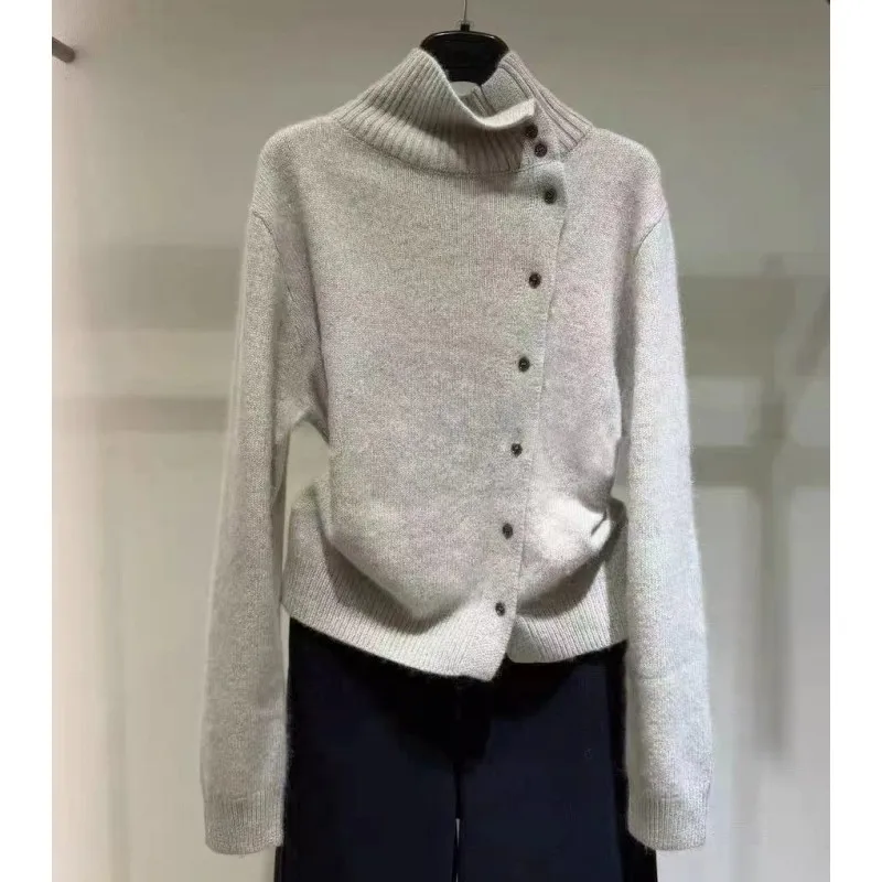 European American style turtleneck oblique buckle 100%wool knitted cardigan women's top autumn and winter loose sweater jacket
European American style turtleneck oblique buckle 100%wool knitted cardigan women's top autumn and winter loose sweater jacket