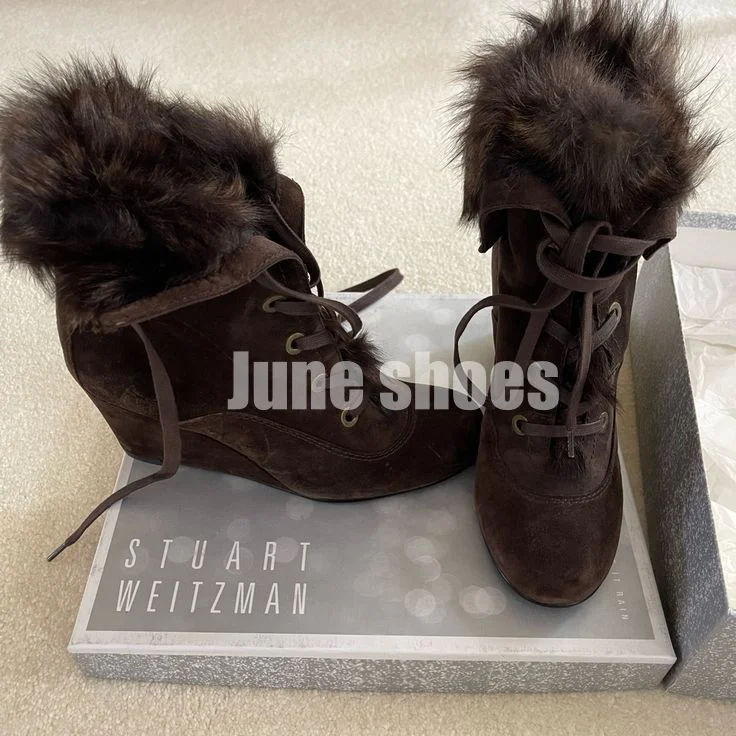 Lady Dark Brown Suede Lace-Up Vintage Style Ankle Boots Lace-Up Suede Wedge Heel Footwear Size 34-46 Fall Runway Retro Boots
Lady Dark Brown Suede Lace-Up Vintage Style Ankle Boots Lace-Up Suede Wedge Heel Footwear Size 34-46 Fall Runway Retro Boots