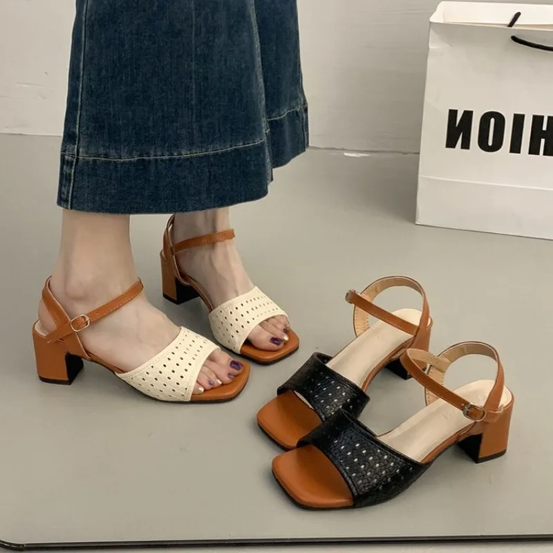 2026 Summer New One Button Large Sandals Women's Middle Heel Korean Fashion Thick Heel Hollow Sandals Shoes Women
2026 Summer New One Button Large Sandals Women's Middle Heel Korean Fashion Thick Heel Hollow Sandals Shoes Women