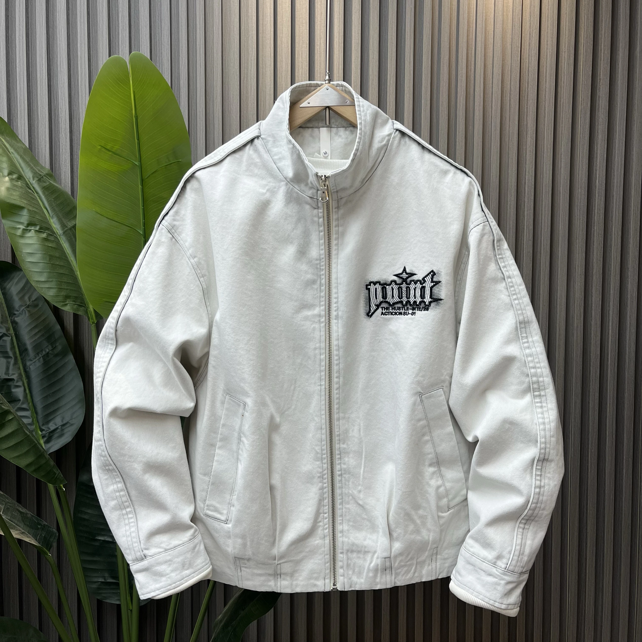 Spring 2026 Loose Fit Men's Denim Jaet Embroidered Stand Collar Casual Sle Outerwear Korean Trend Brand Waed Design
Spring 2026 Loose Fit Men's Denim Jaet Embroidered Stand Collar Casual Sle Outerwear Korean Trend Brand Waed Design