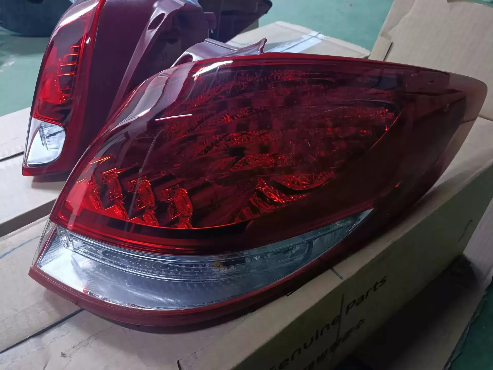 Car Tail Light Rear lamp Taillight for Hyundai Veloster Brake Driving Reversing Lamp Turn Signal
Car Tail Light Rear lamp Taillight for Hyundai Veloster Brake Driving Reversing Lamp Turn Signal