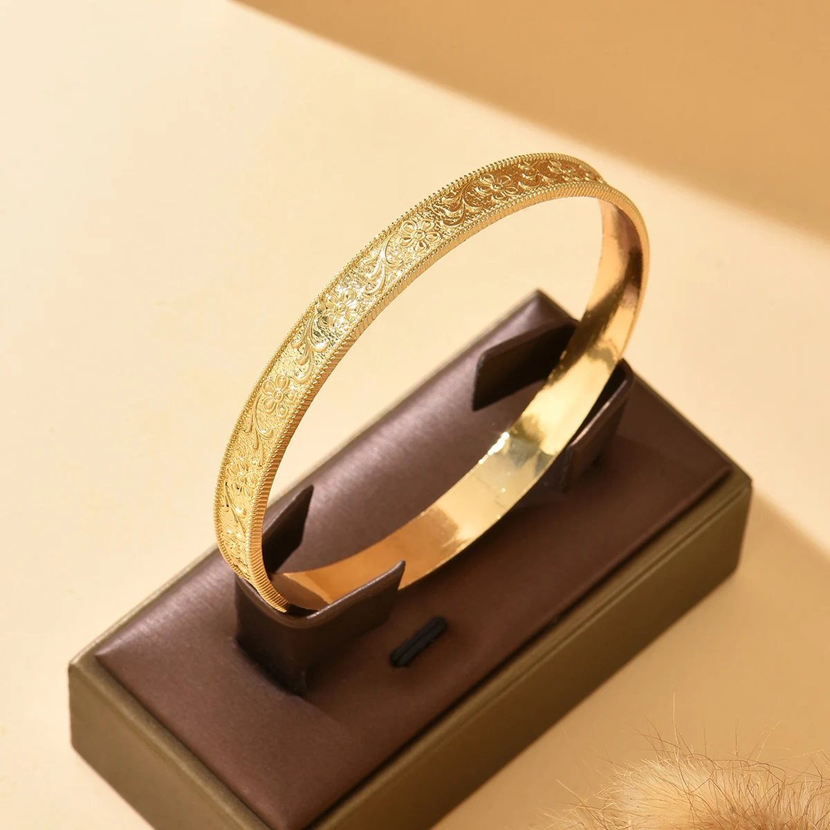 Golden Bride Hand Accessory with Carved Pattern Elegant Fine Decoration for Both Men And Women Wedding Party Wrist Flower
Golden Bride Hand Accessory with Carved Pattern Elegant Fine Decoration for Both Men And Women Wedding Party Wrist Flower