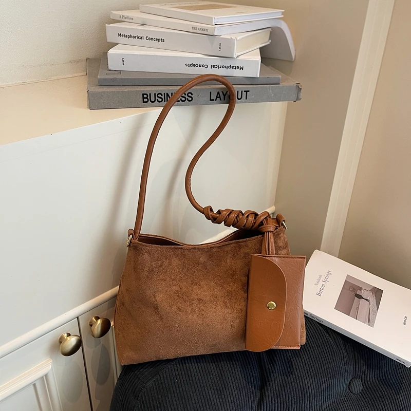 Solid Color Retro Popularity Personality Crossbody Bags 2025 Fashion Classic Style Faux Suede Hasp Shoulder Bags for Women
Solid Color Retro Popularity Personality Crossbody Bags 2025 Fashion Classic Style Faux Suede Hasp Shoulder Bags for Women