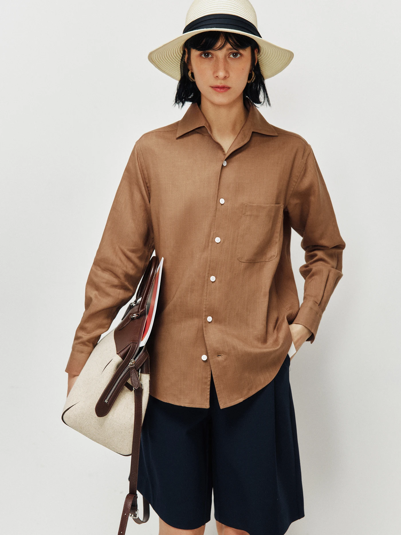 Итальянская женская блузка свободного кроя из 100% льна с длинным рукавом, классическим стилем и одним карманом, удобная и универсальная
Итальянская женская блузка свободного кроя из 100% льна с длинным рукавом, классическим стилем и одним карманом, удобная и универсальная