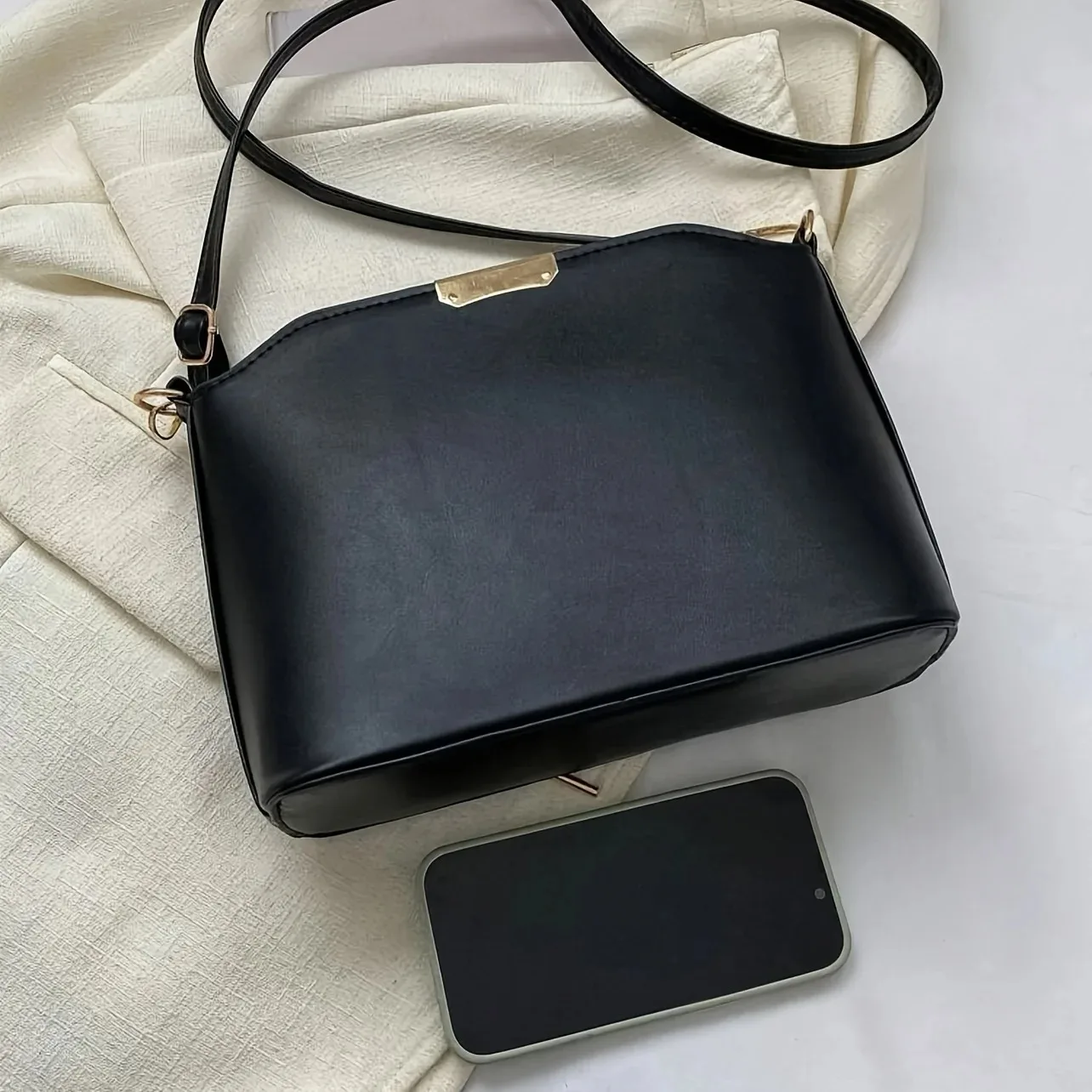 Minimalist Crossbody Bag, Stylish Metal Decor Bucket Bag, Simple Shoulder Bag for Women Luxury Bag, Retro Shell Handbags Purses
Minimalist Crossbody Bag, Stylish Metal Decor Bucket Bag, Simple Shoulder Bag for Women Luxury Bag, Retro Shell Handbags Purses