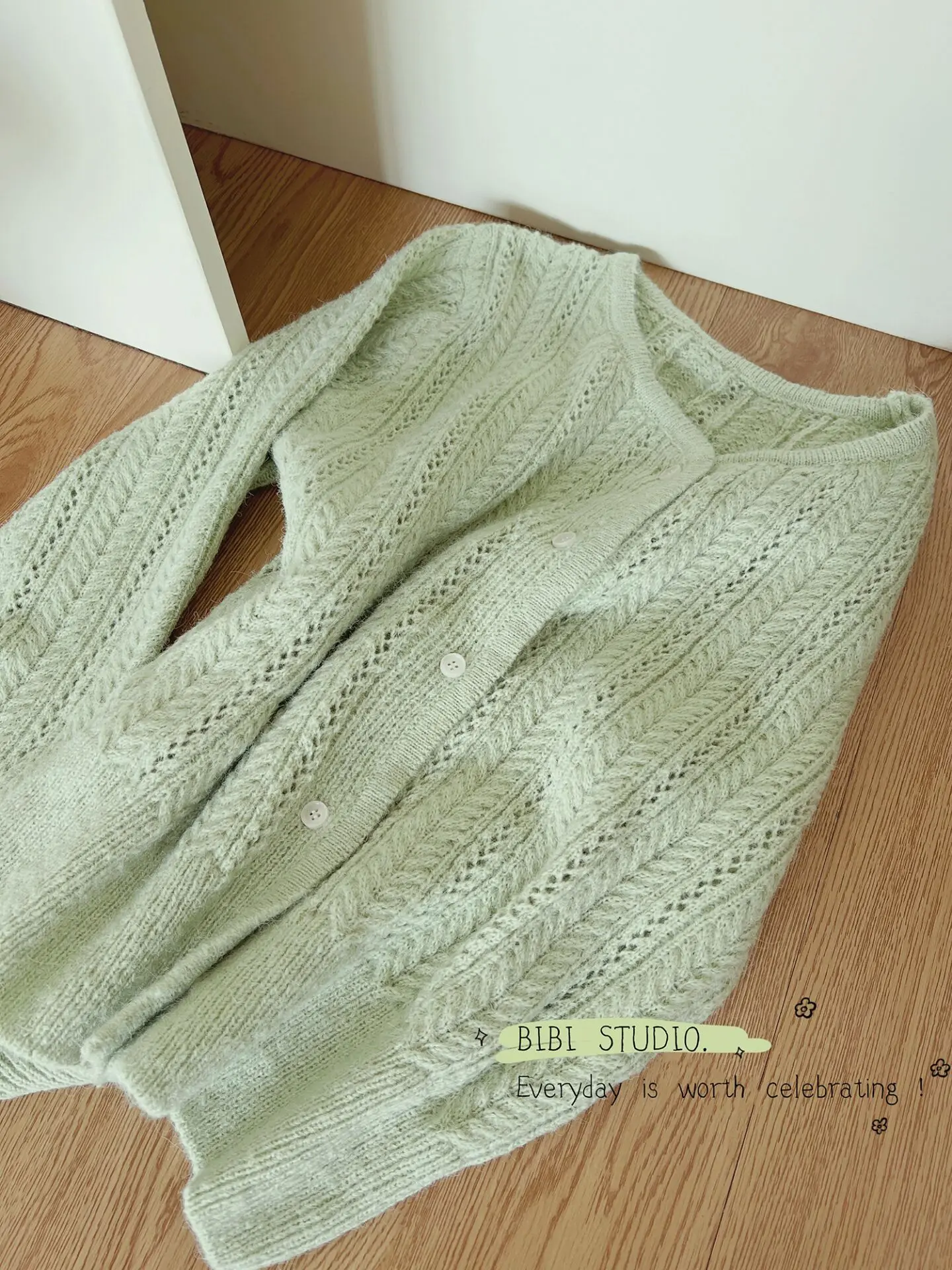 Women Knitted Cardigan V-Neck Hollow Out Soft Solid Color Short Sweaters Spring Autumn Long Sleeved Knitwear
Women Knitted Cardigan V-Neck Hollow Out Soft Solid Color Short Sweaters Spring Autumn Long Sleeved Knitwear