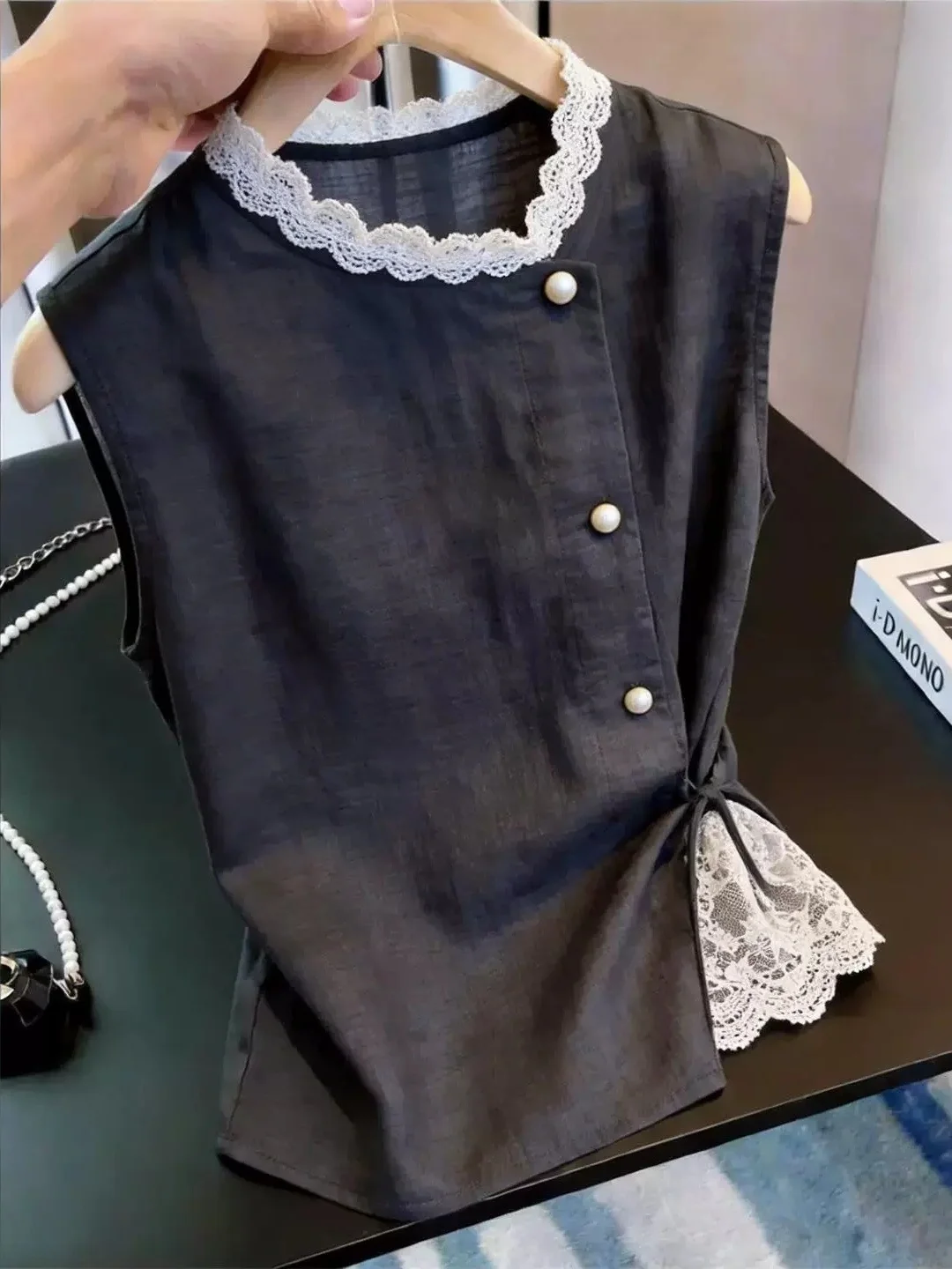 Lace Design round Neck Sleeveless Top Skin-friendly Commute Style Women's Vest Summer High-end Sensation Base Shirt
Lace Design round Neck Sleeveless Top Skin-friendly Commute Style Women's Vest Summer High-end Sensation Base Shirt