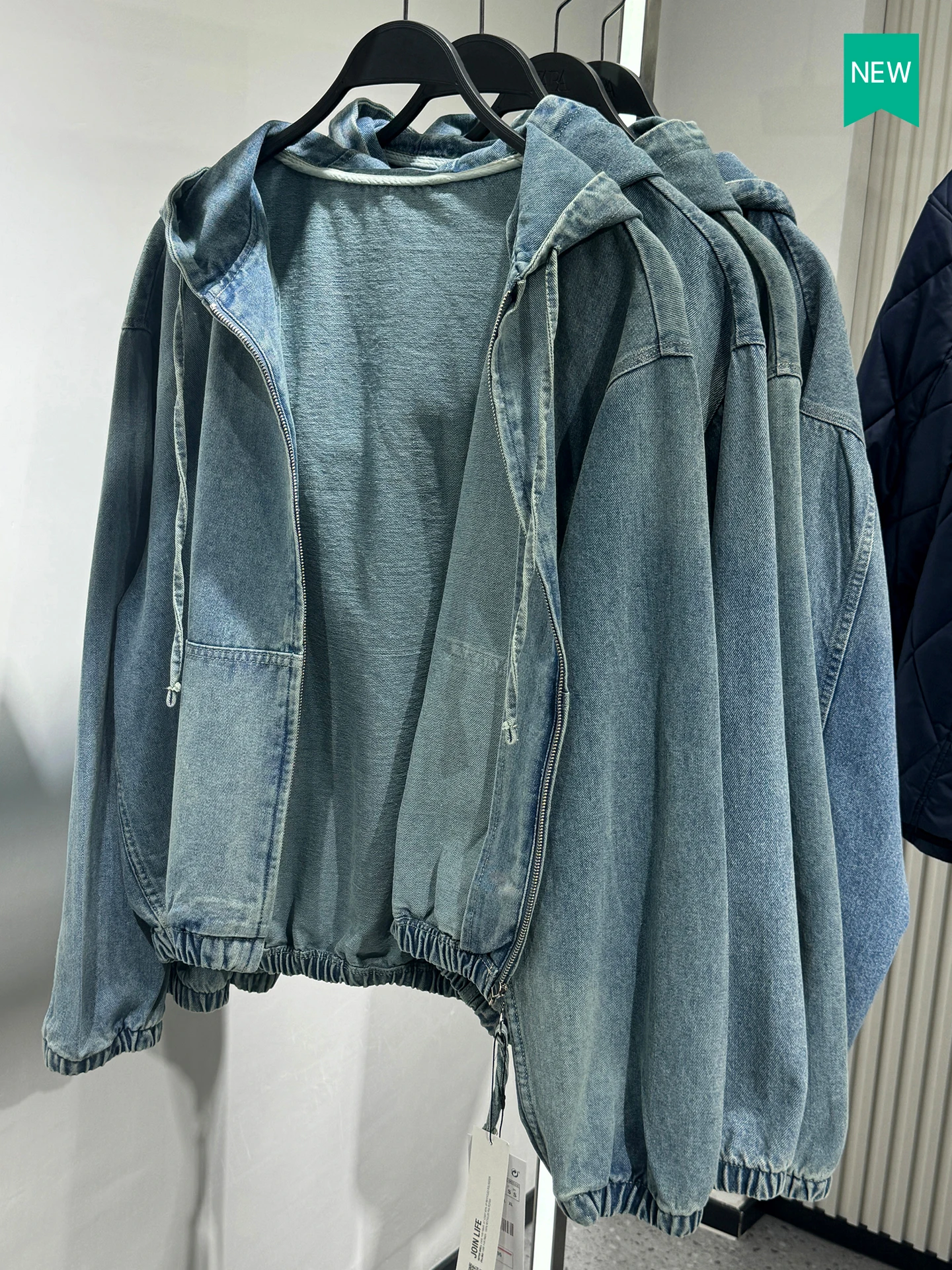 Waed Denim Hooded Zipper Jaet New Autumn Men's Faion Casual Wear Resistant Cotton Youth ort Sle Pure Color Jaet
Waed Denim Hooded Zipper Jaet New Autumn Men's Faion Casual Wear Resistant Cotton Youth ort Sle Pure Color Jaet