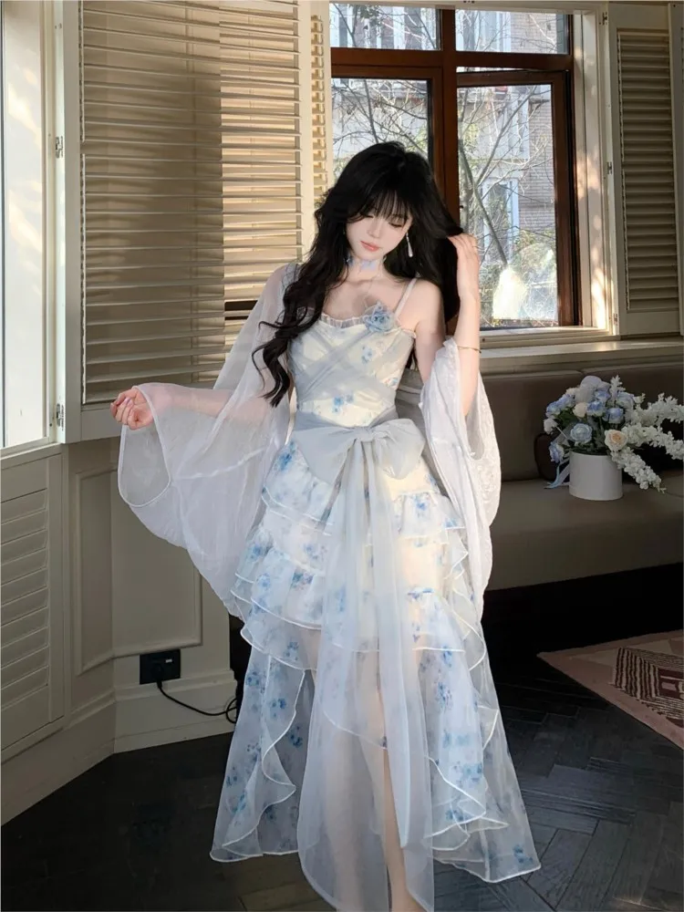 This is a dress with sense of atmosphere and style featuring blend printed straps irregular mesh
This is a dress with sense of atmosphere and style featuring blend printed straps irregular mesh